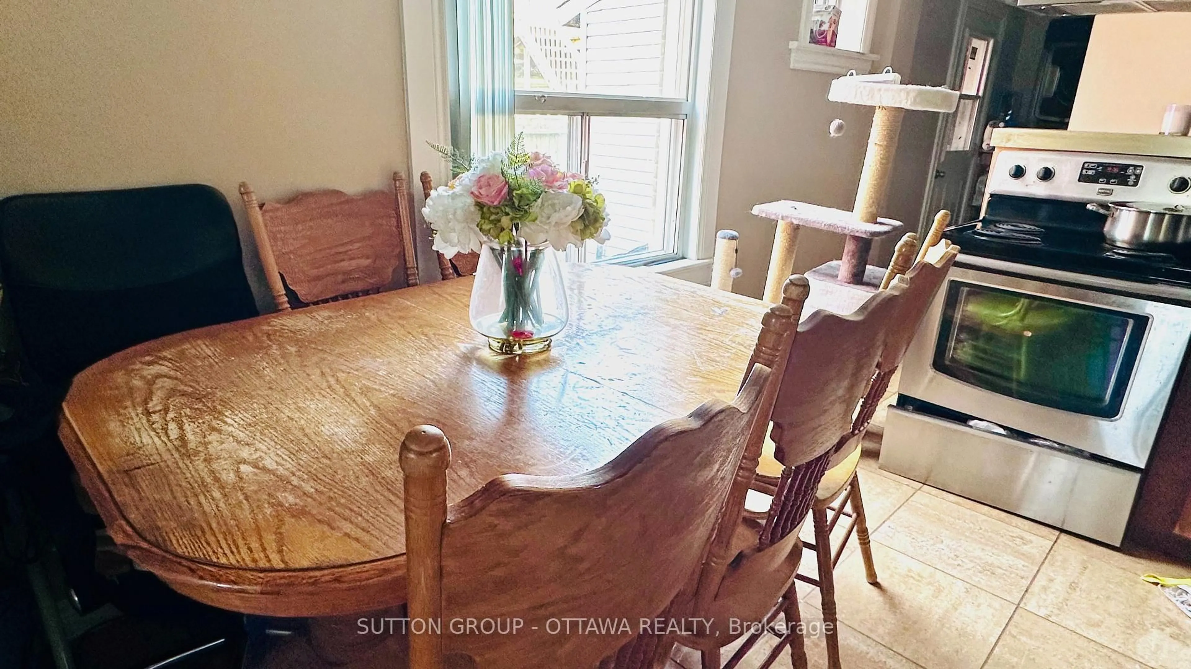 Dining room, wood/laminate floor for 139 Eccles St, Ottawa Ontario K1R 6S7