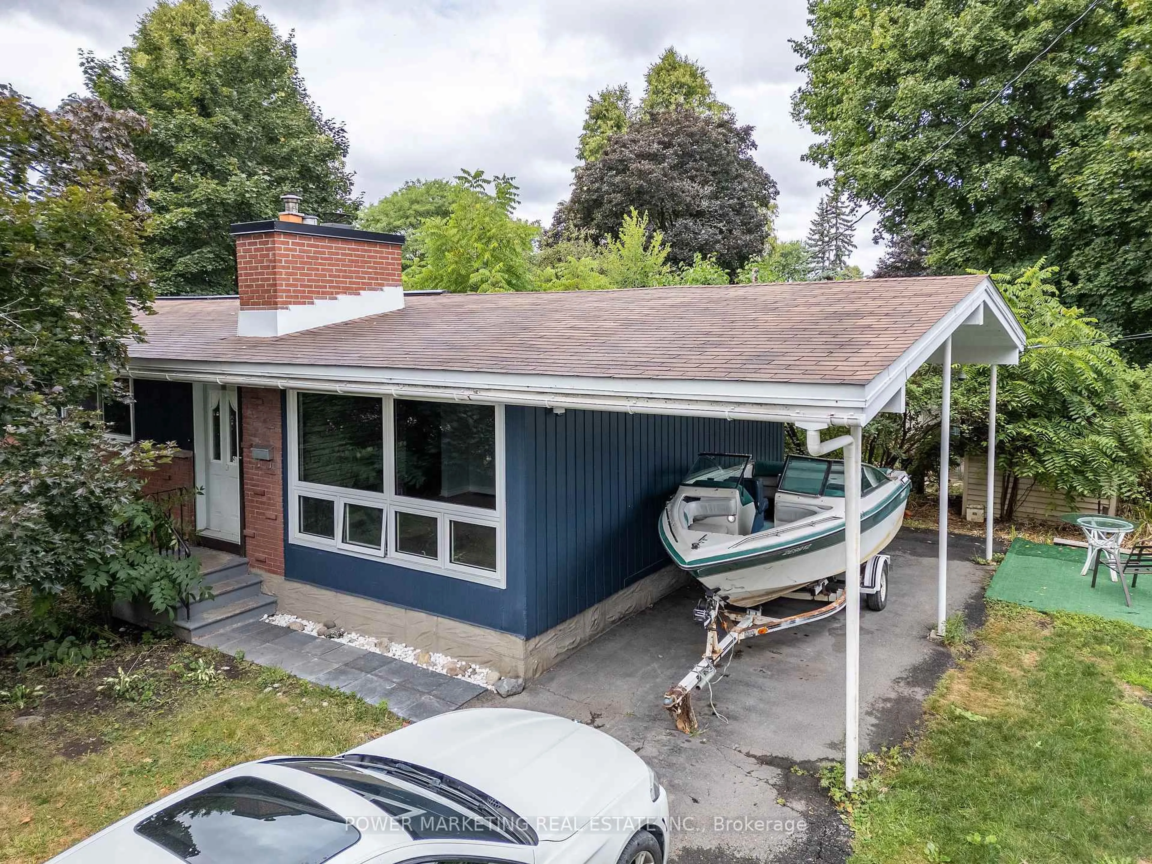 A pic from outside/outdoor area/front of a property/back of a property/a pic from drone, street for 935 GOREN Ave, Ottawa Ontario K1S 1N4