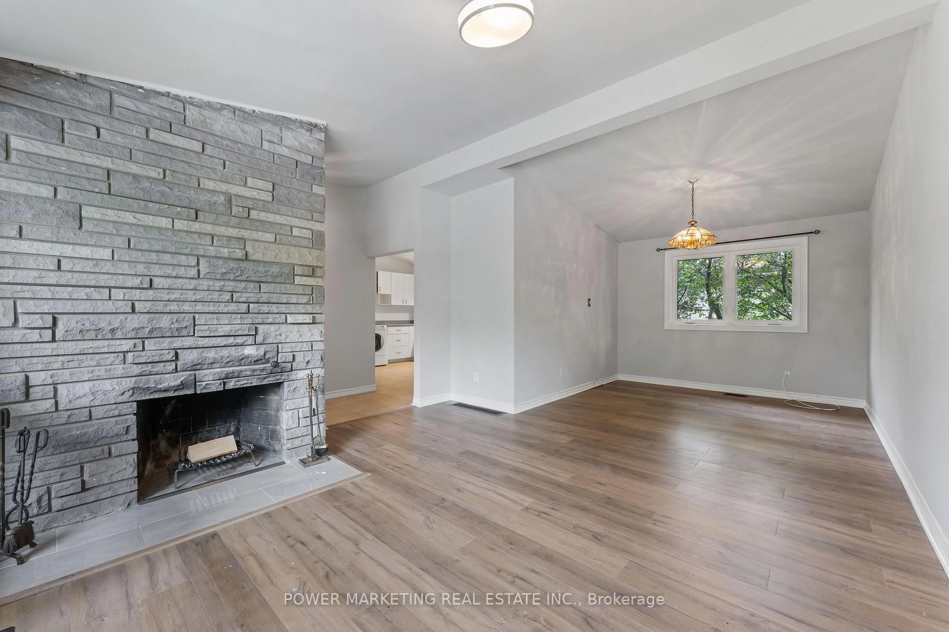 Unknown for 935 GOREN Ave, Ottawa Ontario K1S 1N4