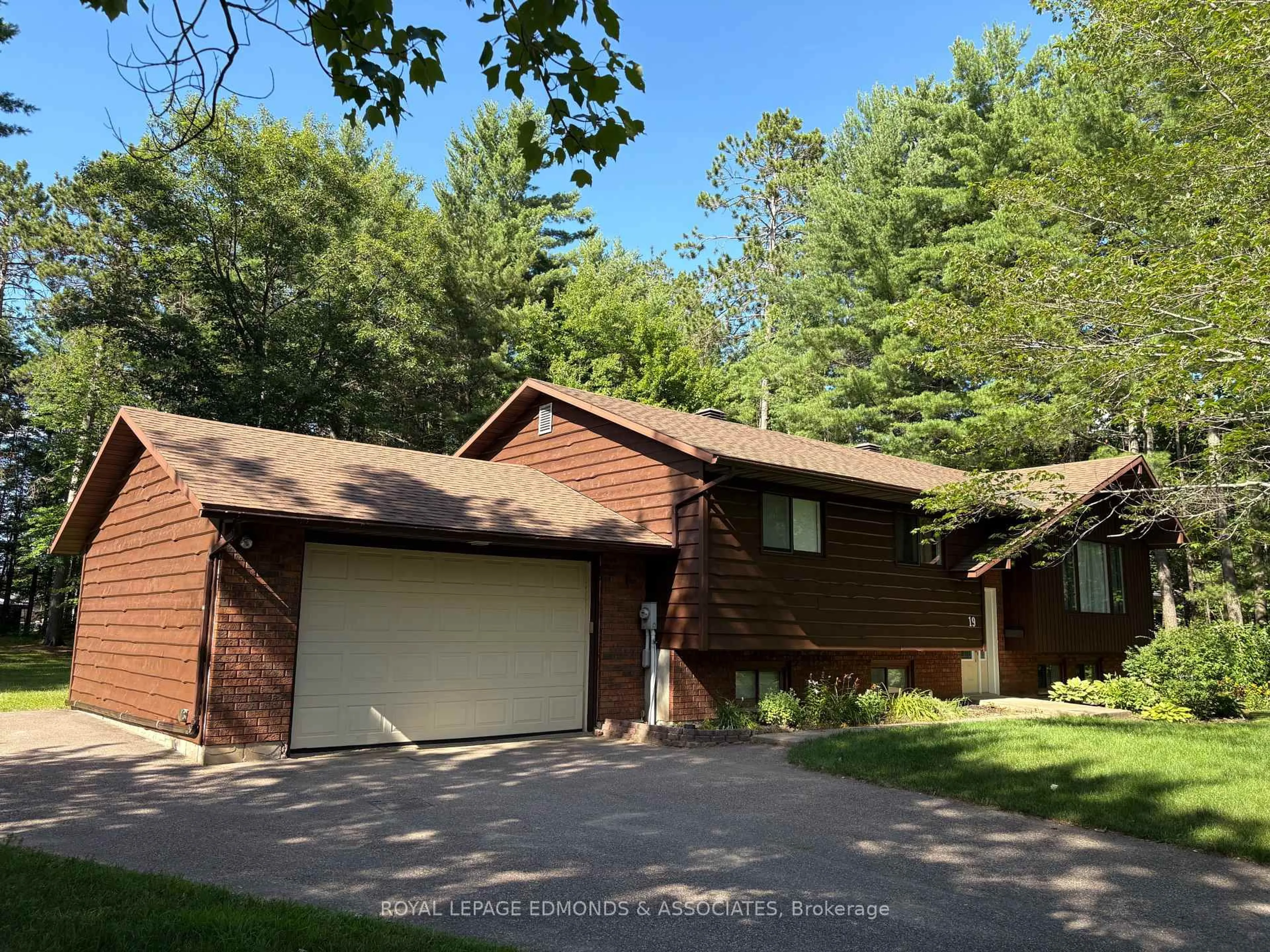 Home with vinyl exterior material, unknown for 19 Selley St, Petawawa Ontario K8H 3G9