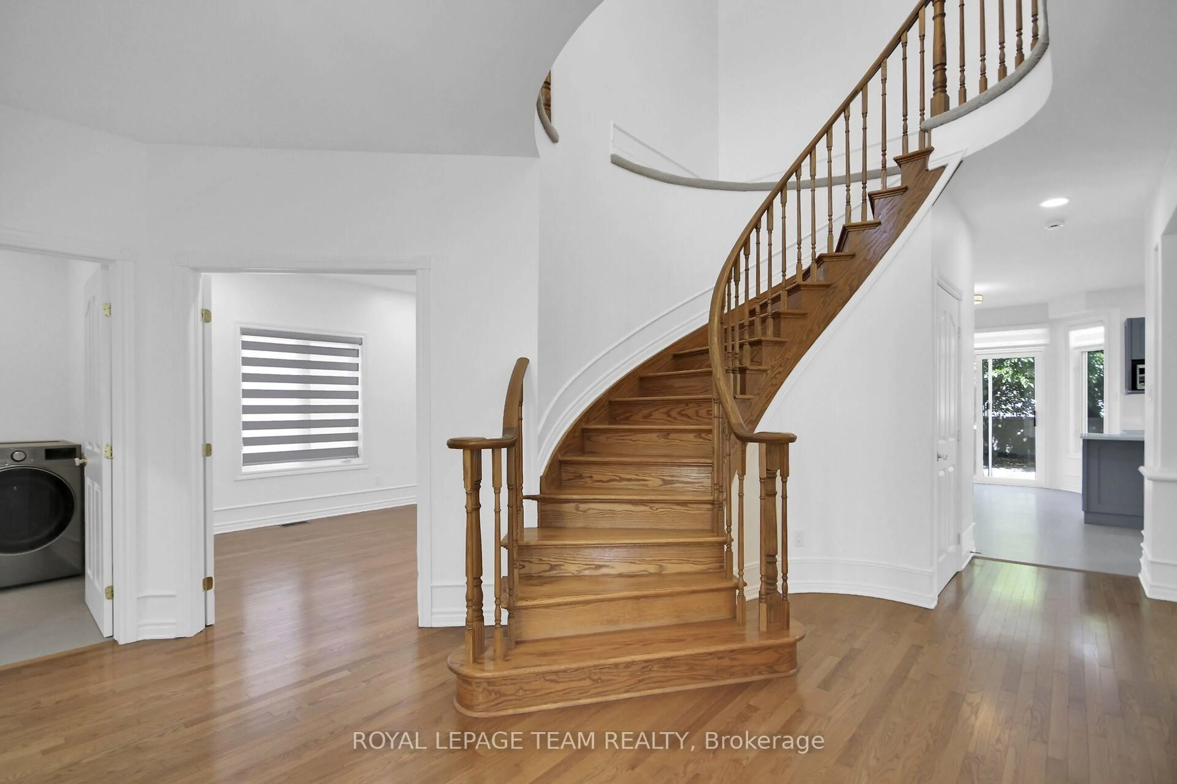 Stairs for 101 Bridle Park Dr, Ottawa Ontario K2M 2X1