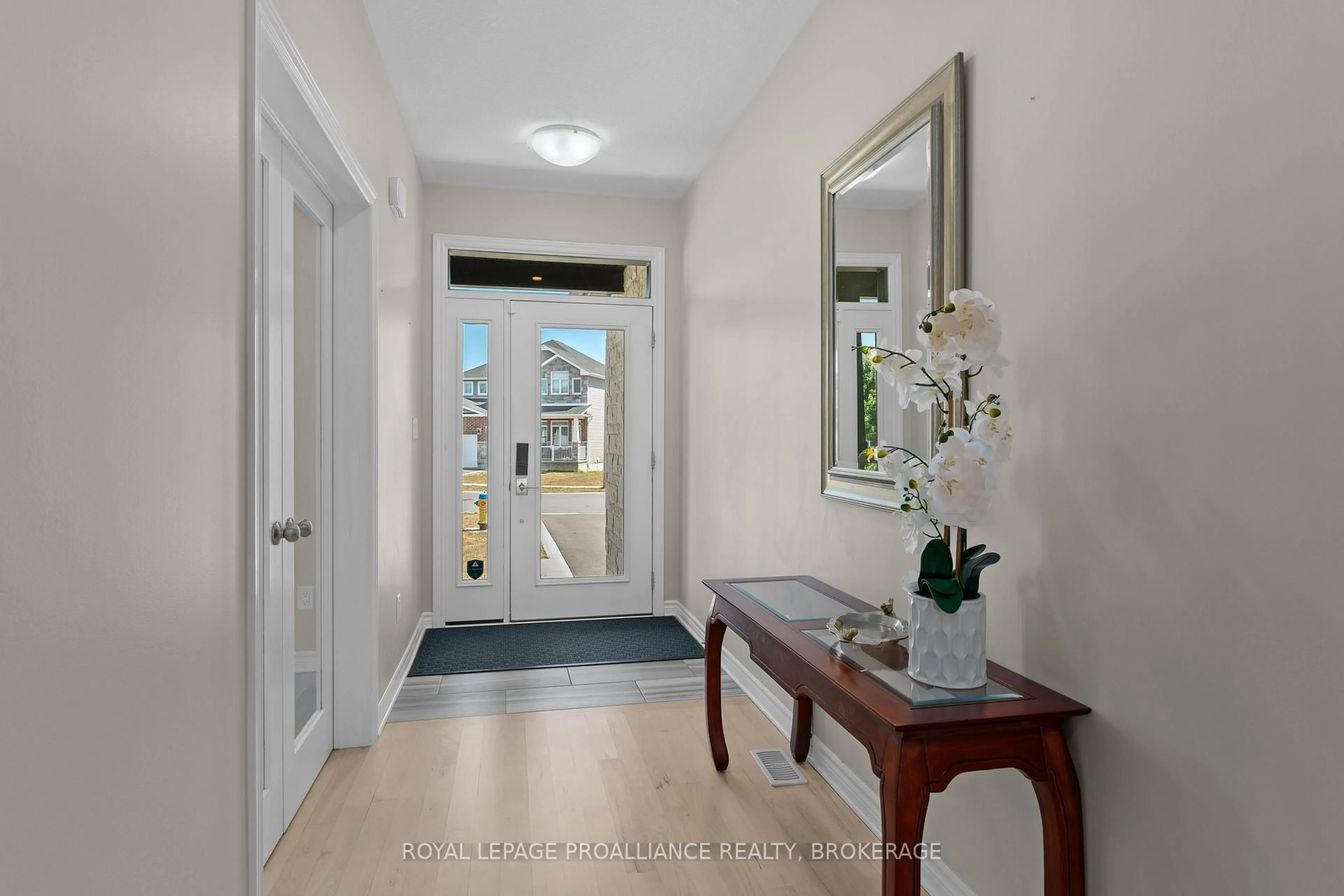 Indoor entryway for 1713 Executive Ave, Kingston Ontario K7P 0L9