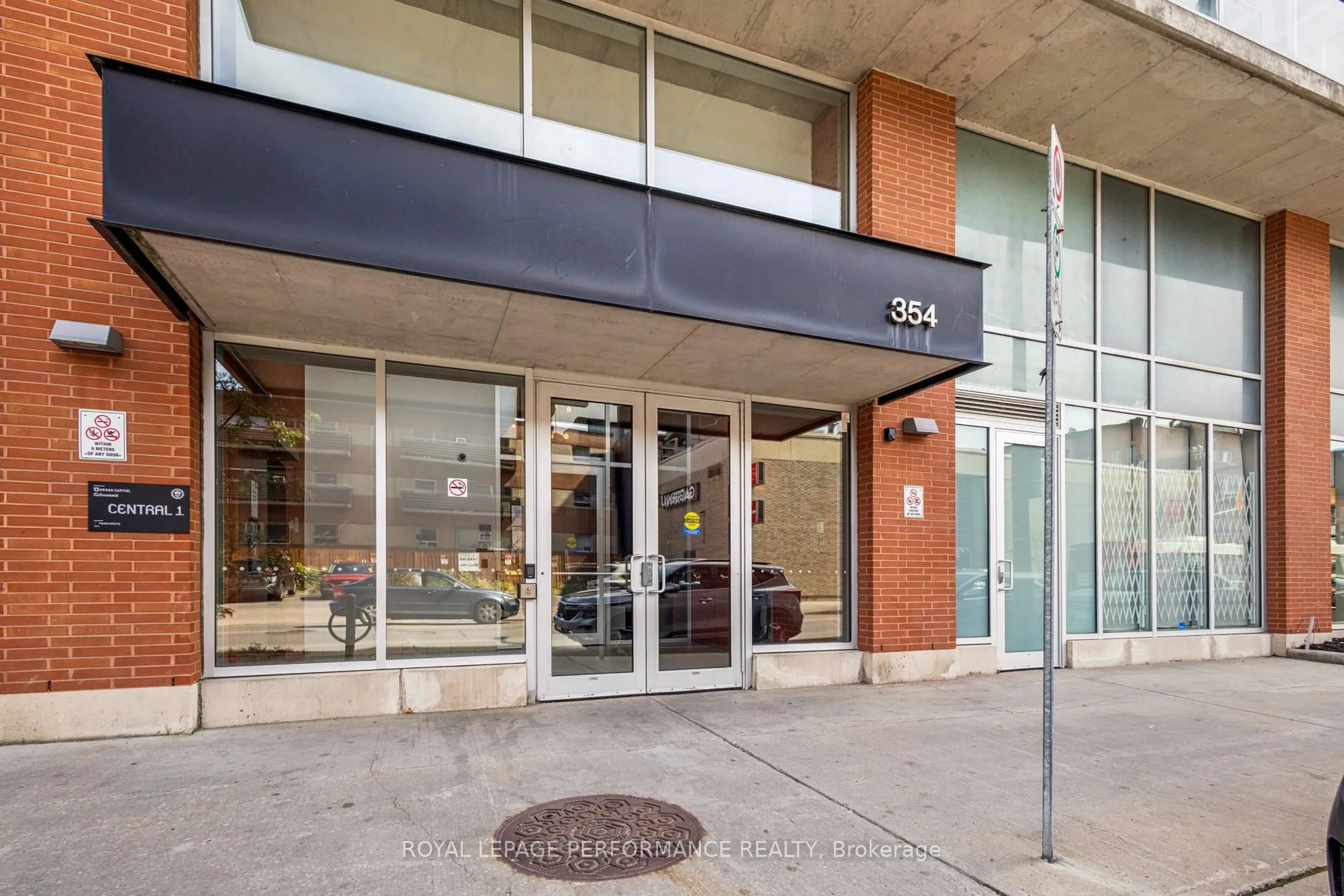 Indoor foyer for 354 Gladstone Ave #610, Ottawa Ontario K2P 0R4