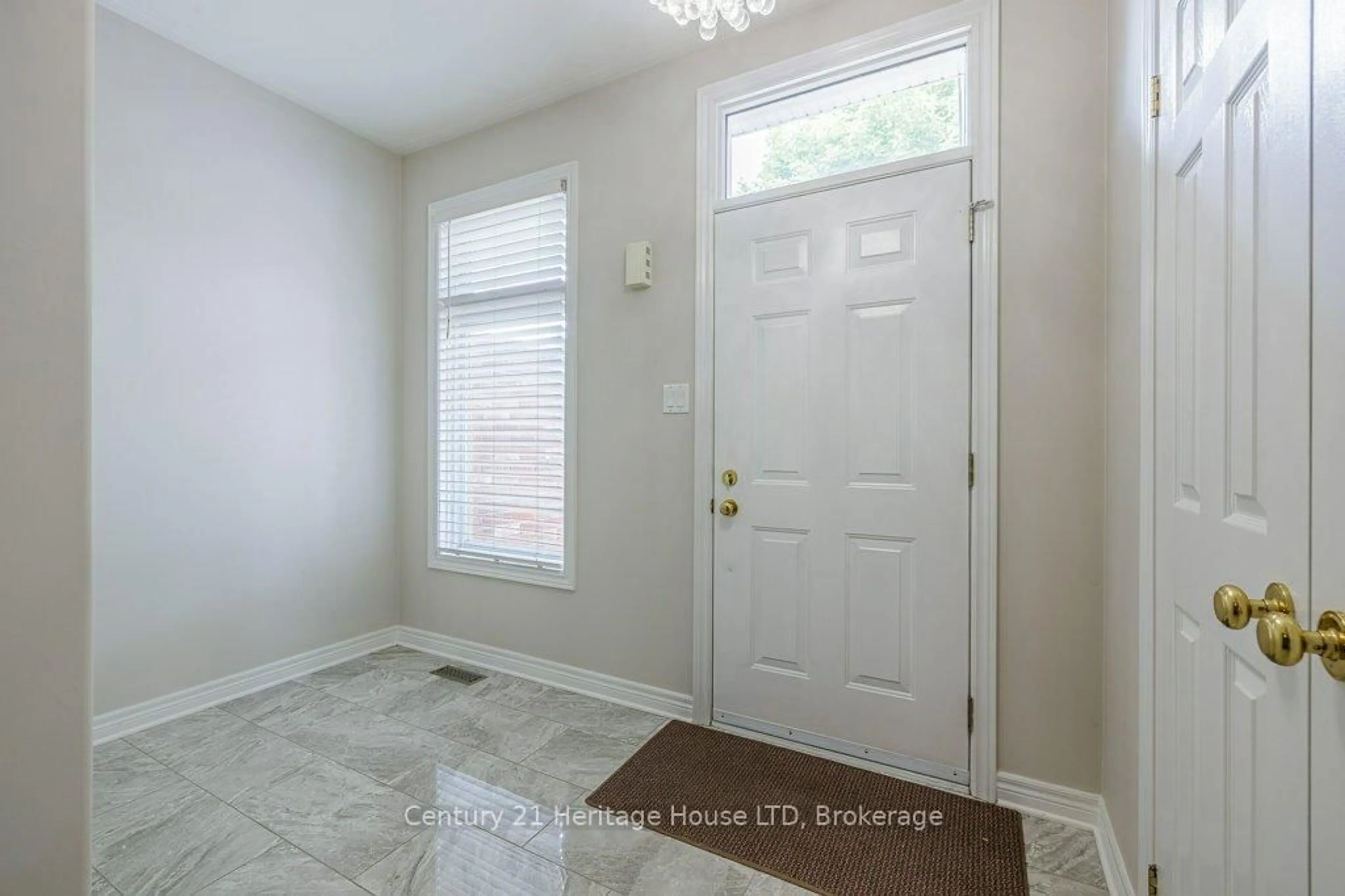 Indoor entryway for 6301 Forest Ridge Dr, Niagara Falls Ontario L2J 4K2