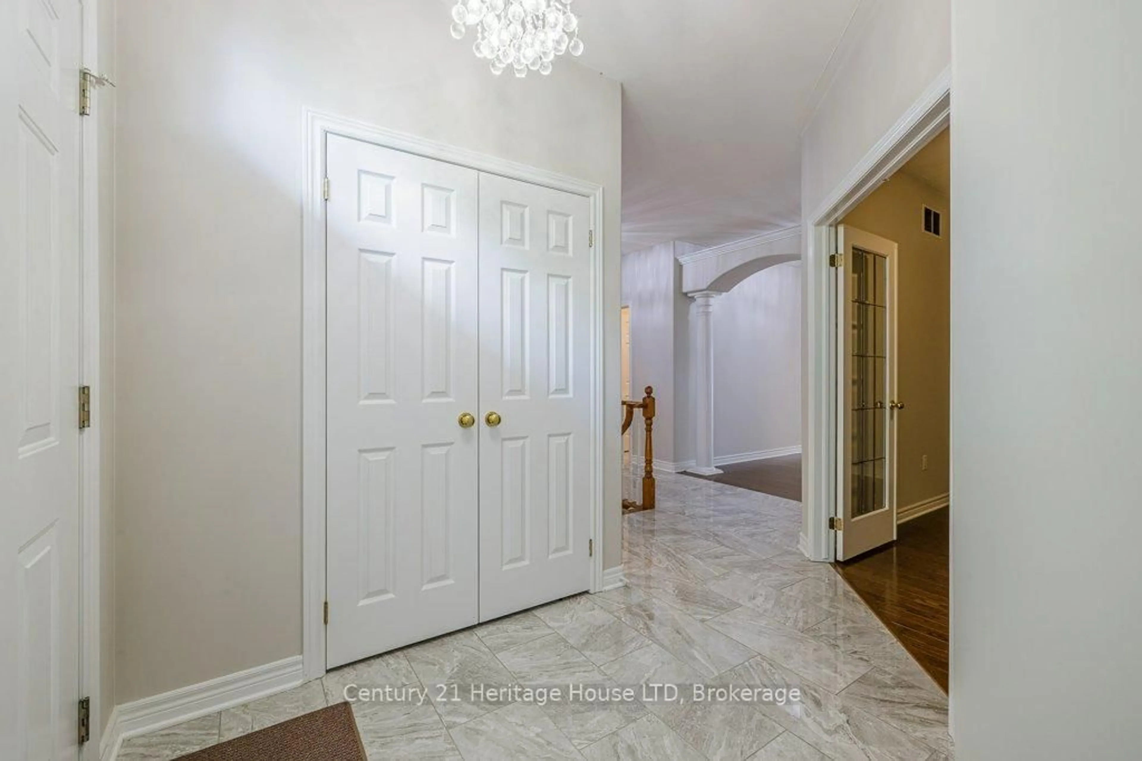 Indoor entryway for 6301 Forest Ridge Dr, Niagara Falls Ontario L2J 4K2