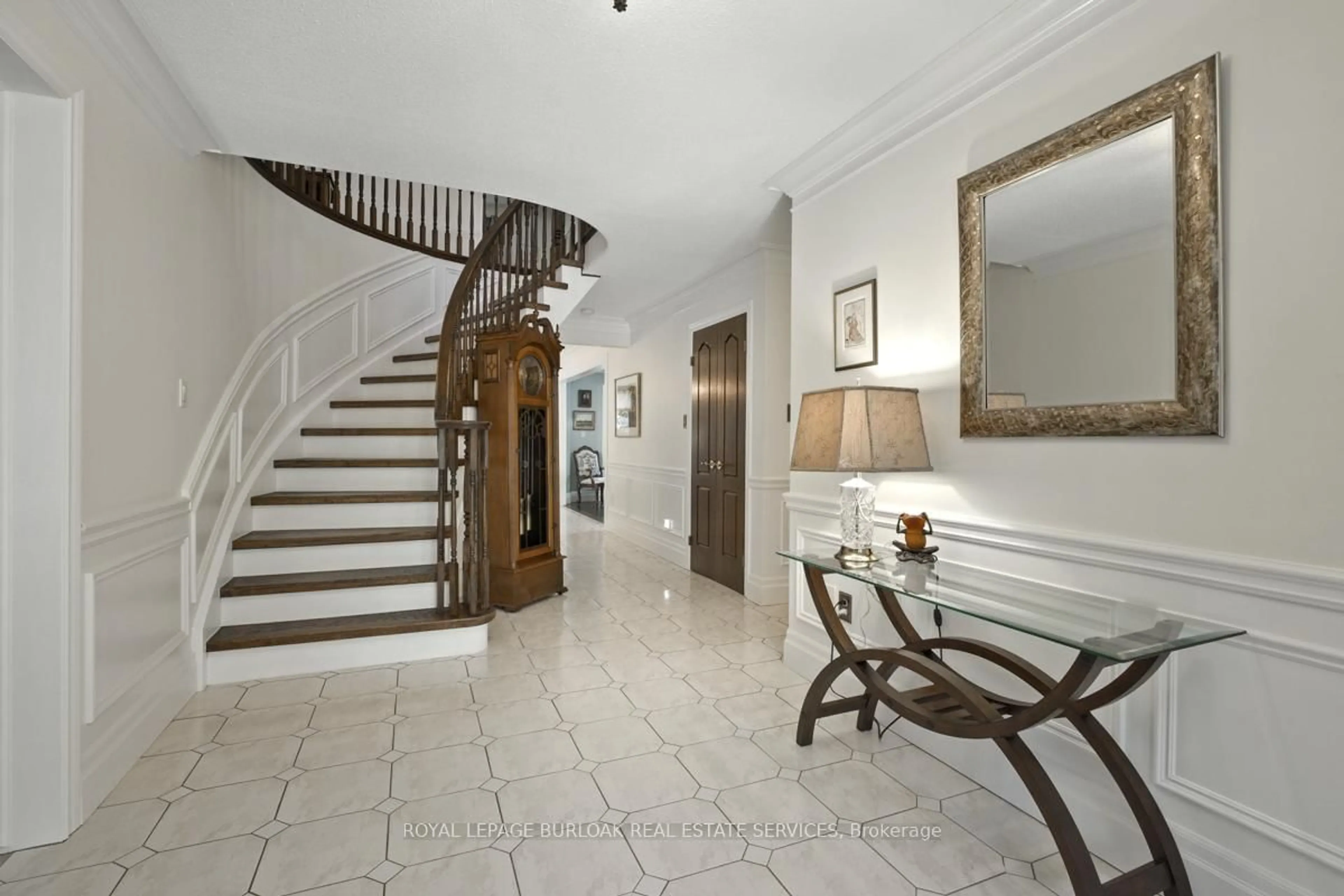 Indoor foyer for 391 Kerman Ave, Grimsby Ontario L3M 5C4
