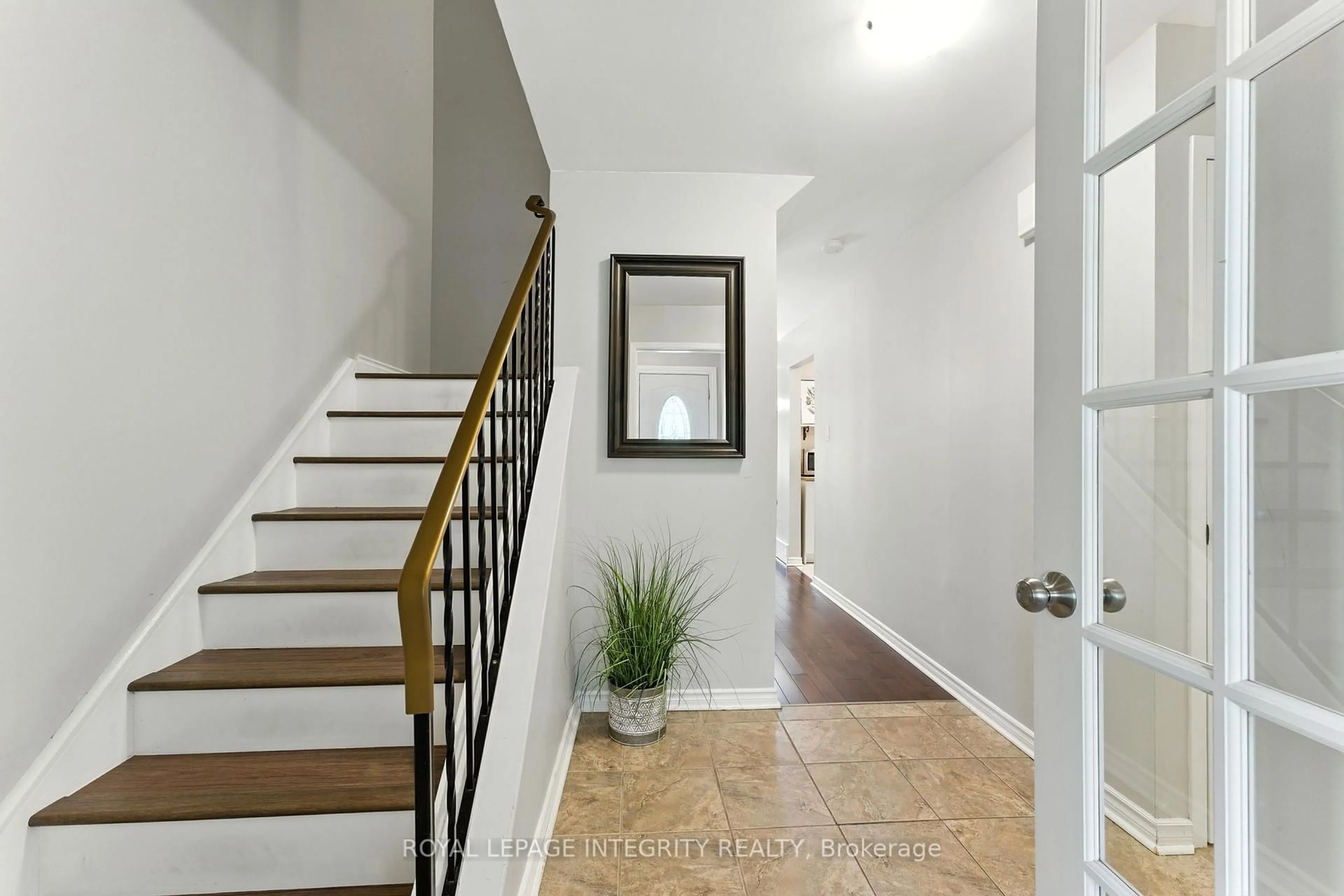 Indoor entryway for 1 Baneberry Cres, Ottawa Ontario K2L 2Y3