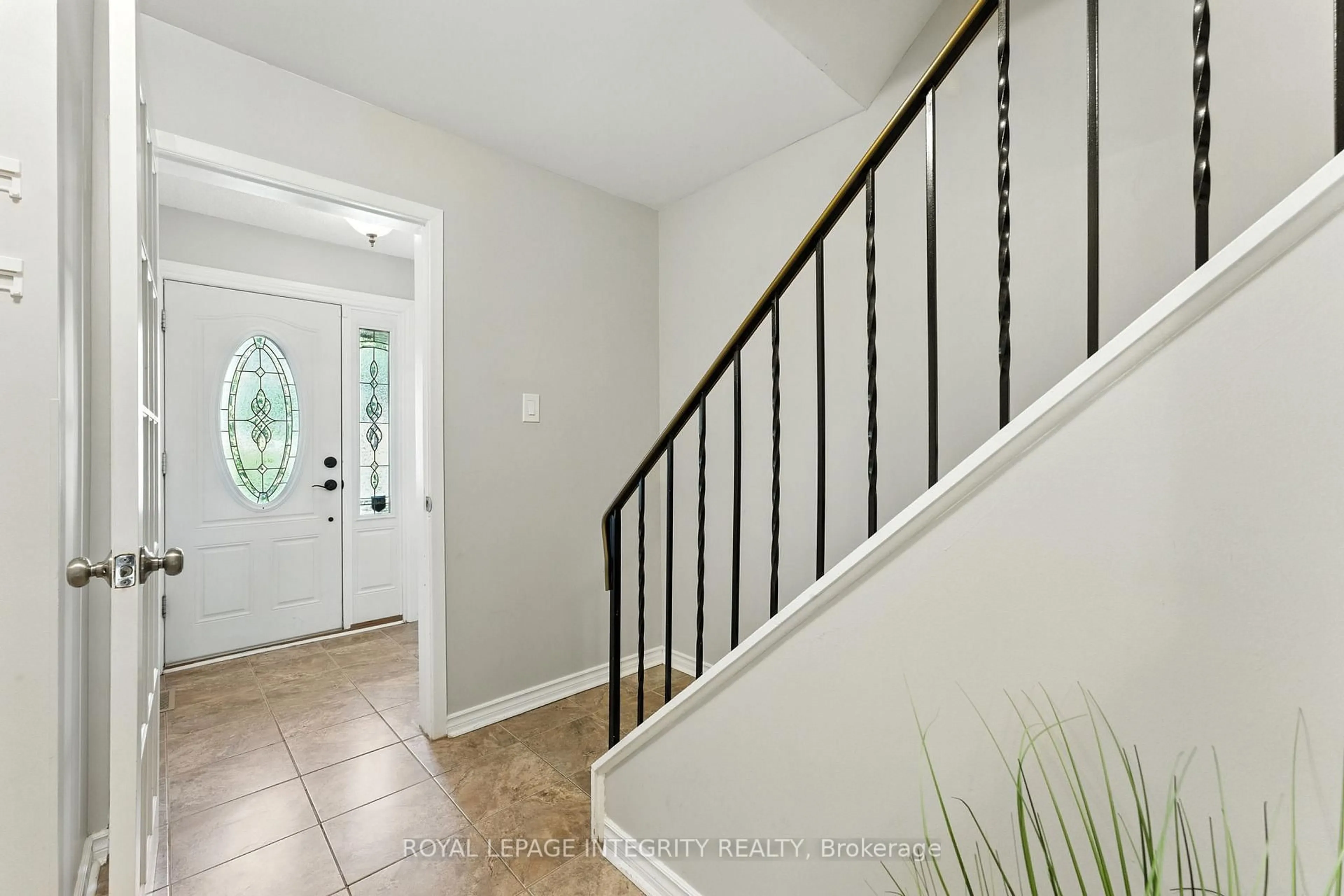 Indoor entryway for 1 Baneberry Cres, Ottawa Ontario K2L 2Y3