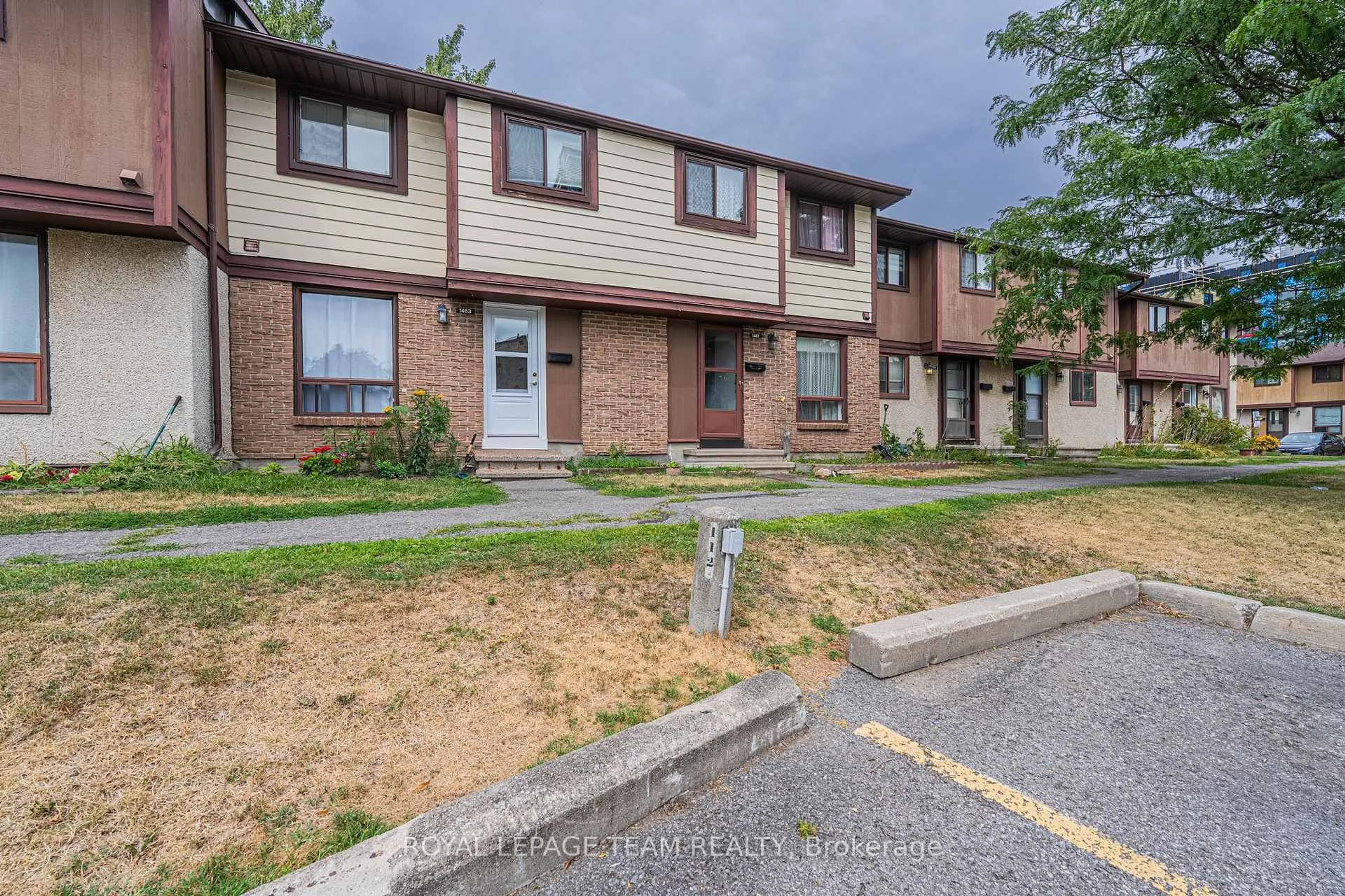 A pic from outside/outdoor area/front of a property/back of a property/a pic from drone, street for 1461 Murdock Gate, Gloucester Ontario K1J 8R4
