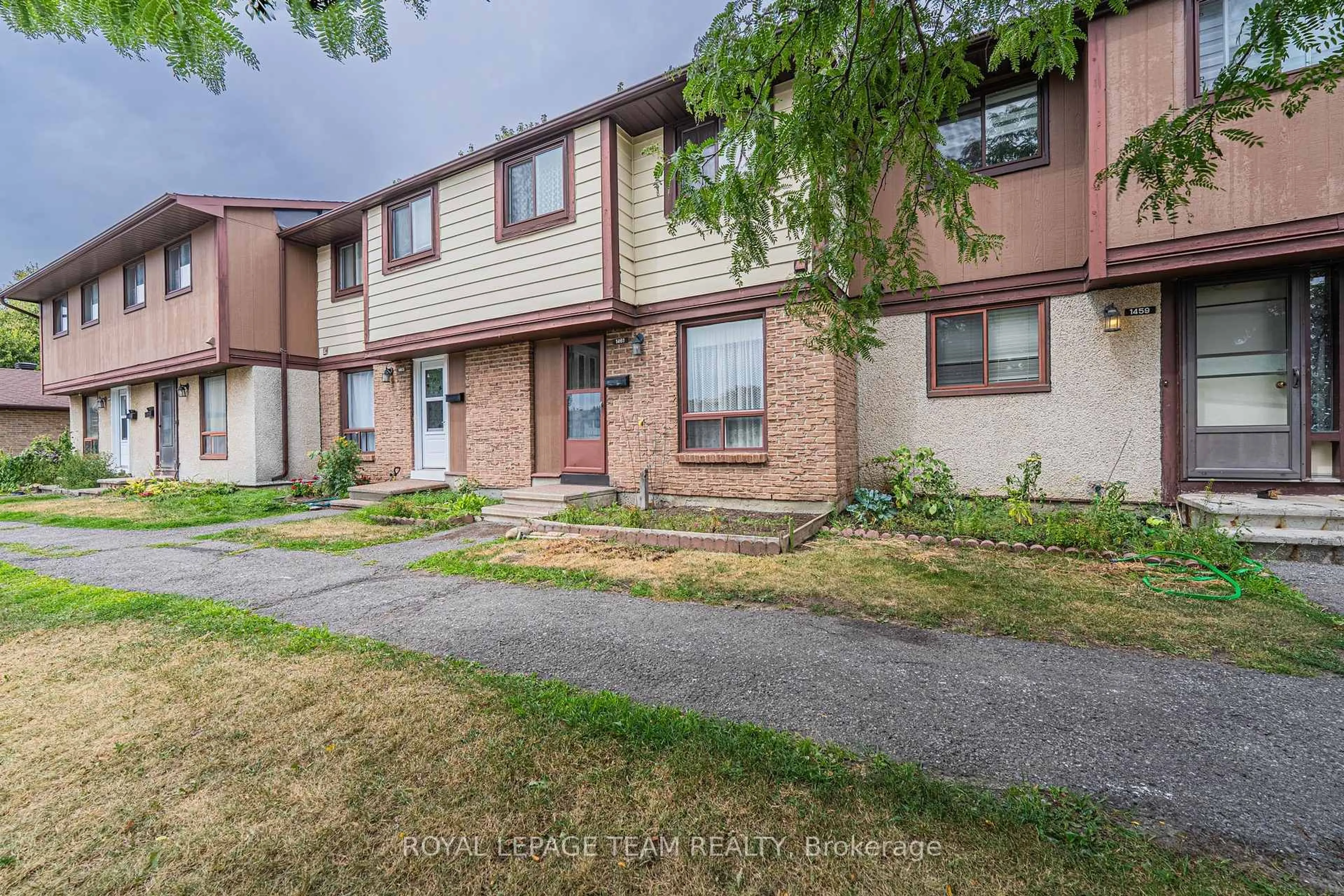 A pic from outside/outdoor area/front of a property/back of a property/a pic from drone, street for 1461 Murdock Gate, Gloucester Ontario K1J 8R4