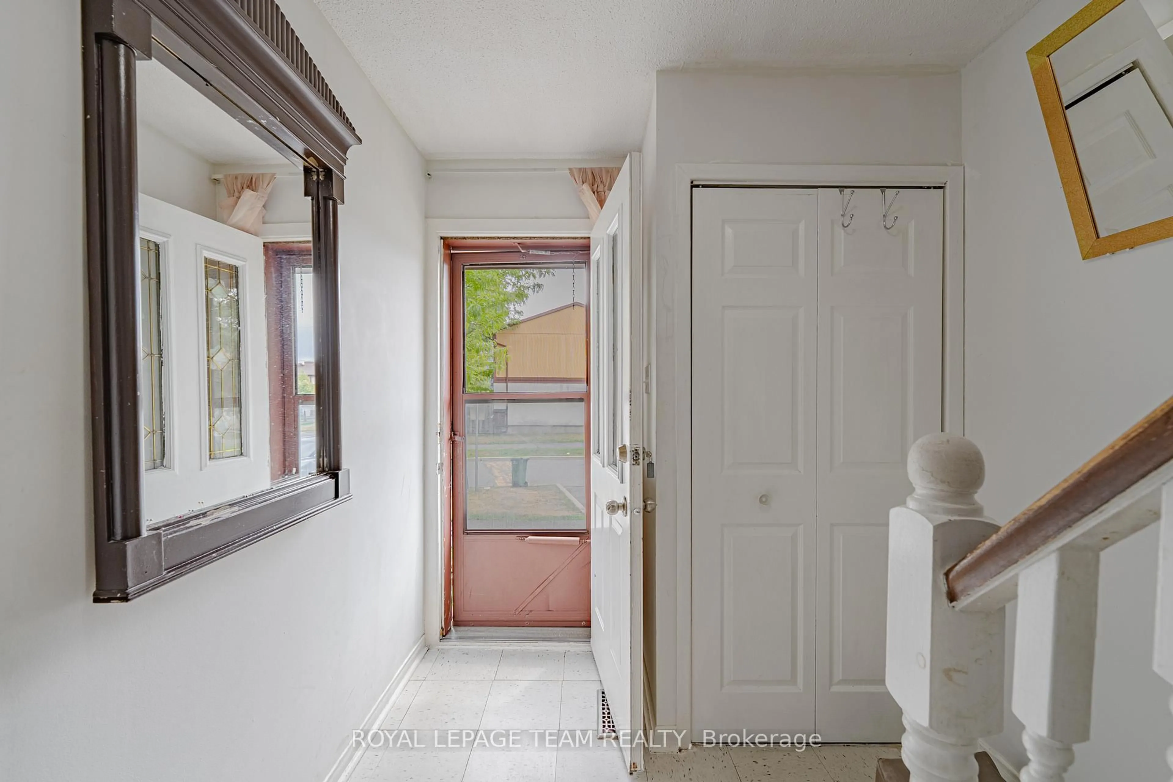 Indoor entryway for 1461 Murdock Gate, Gloucester Ontario K1J 8R4