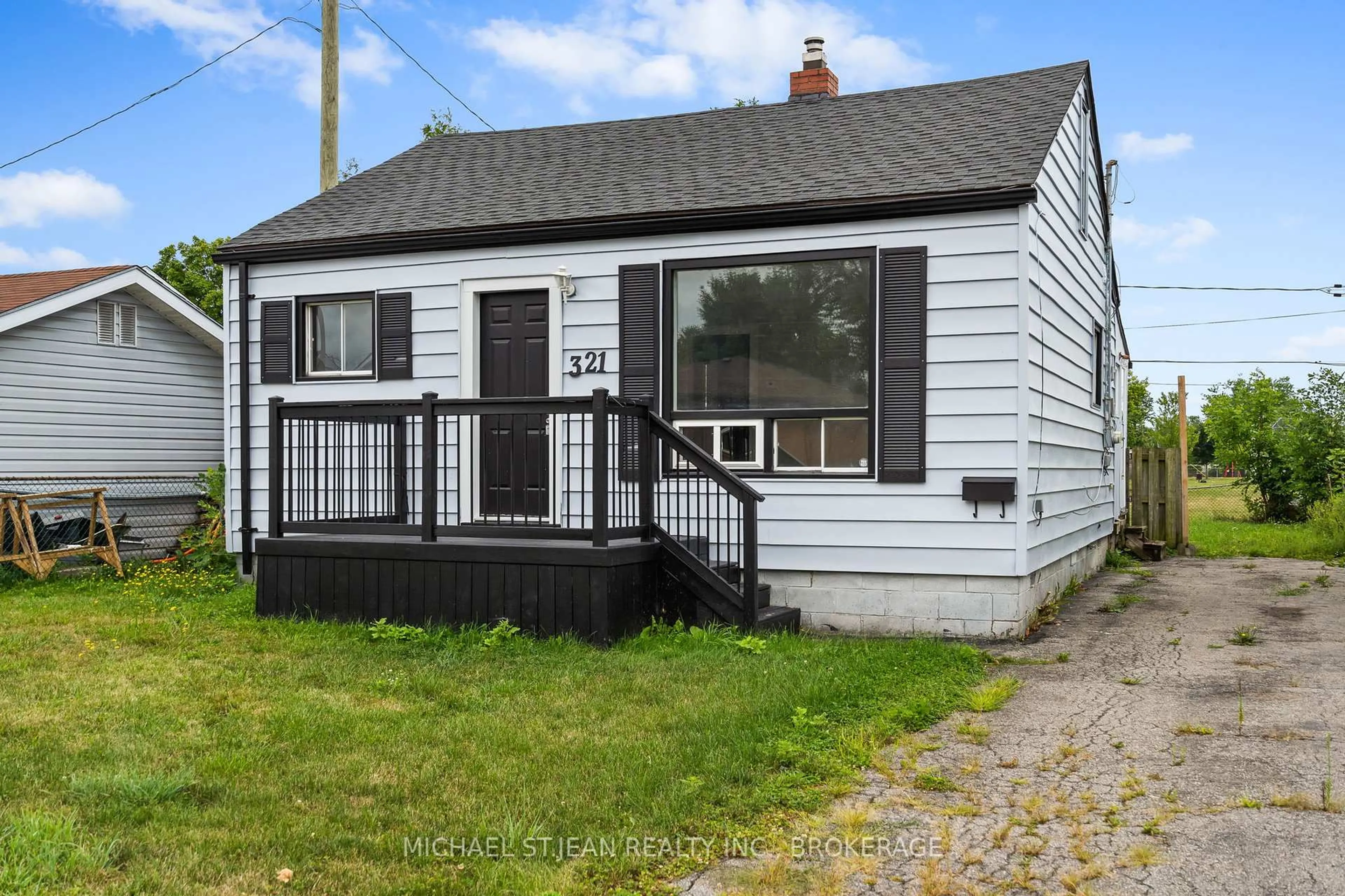 Home with vinyl exterior material, street for 321 Dieppe St, Welland Ontario L3B 4V1