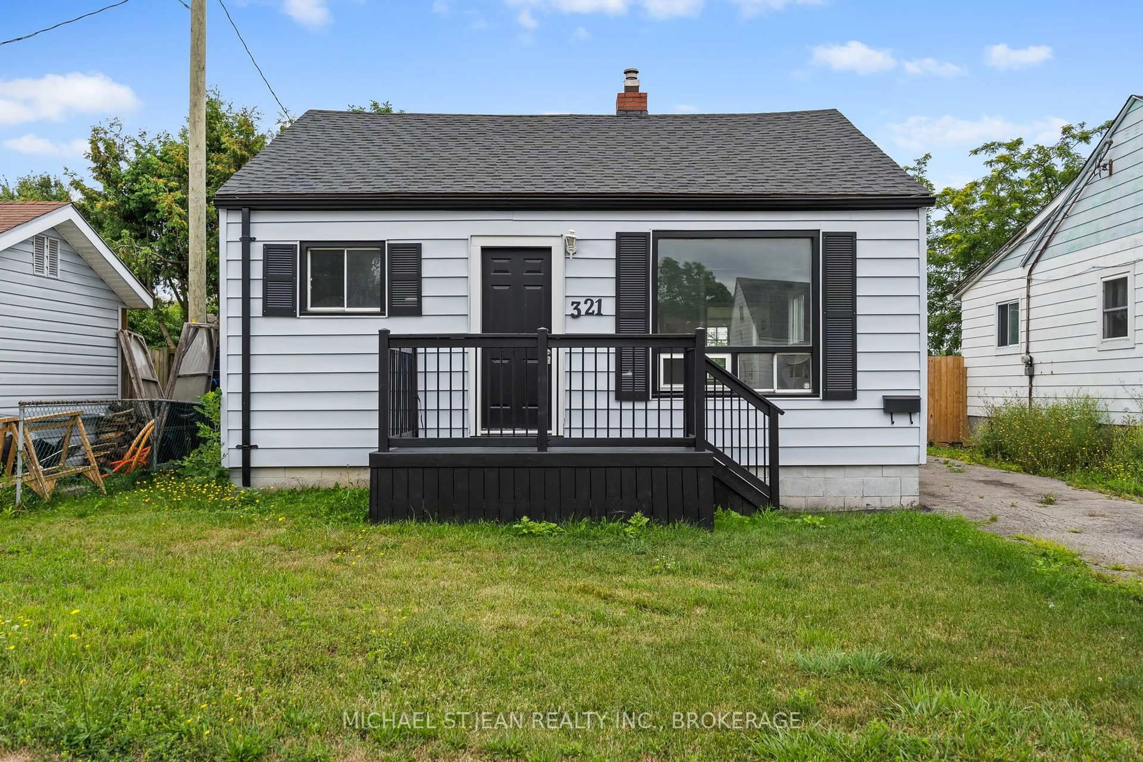 Home with vinyl exterior material, street for 321 Dieppe St, Welland Ontario L3B 4V1