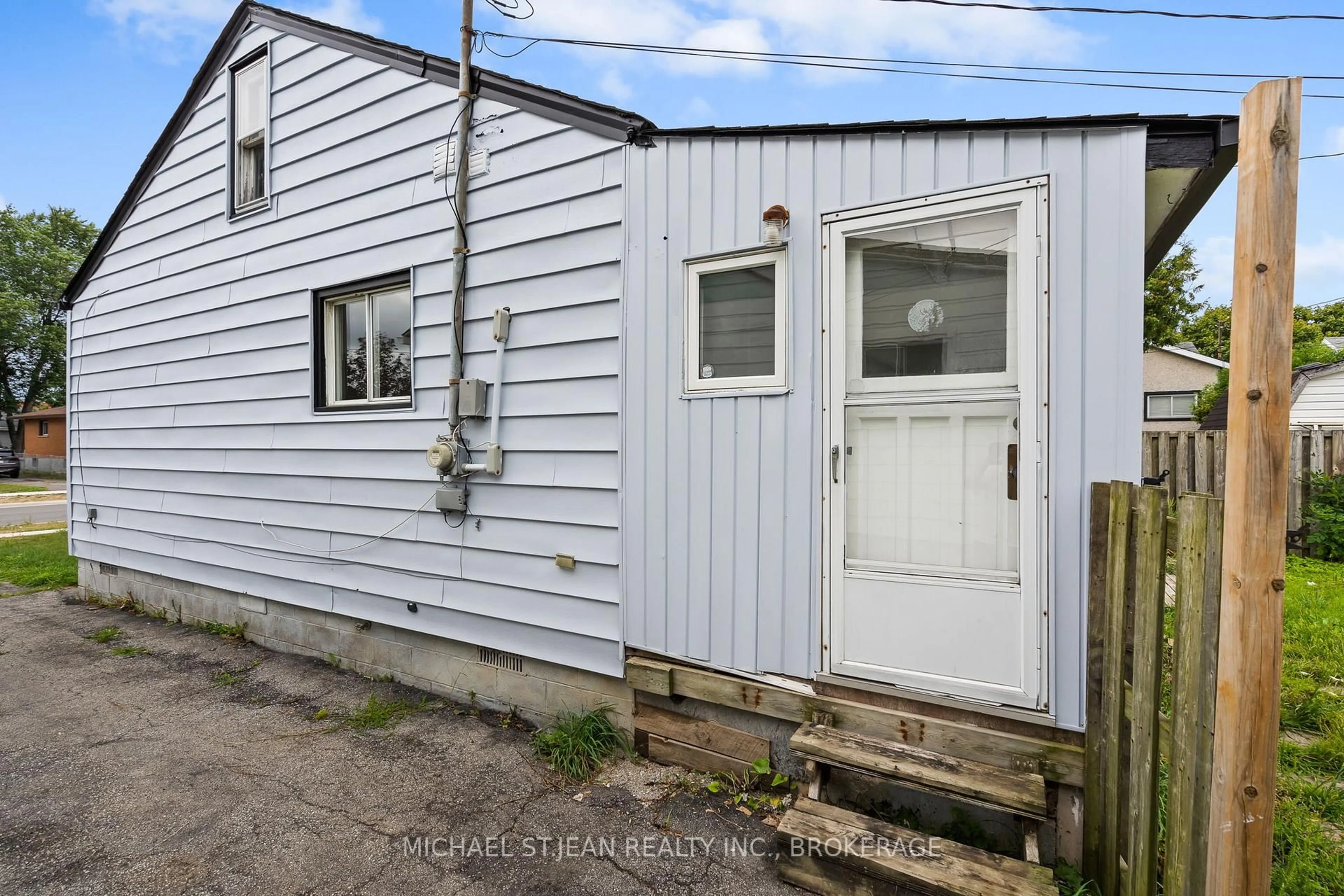 Shed for 321 Dieppe St, Welland Ontario L3B 4V1