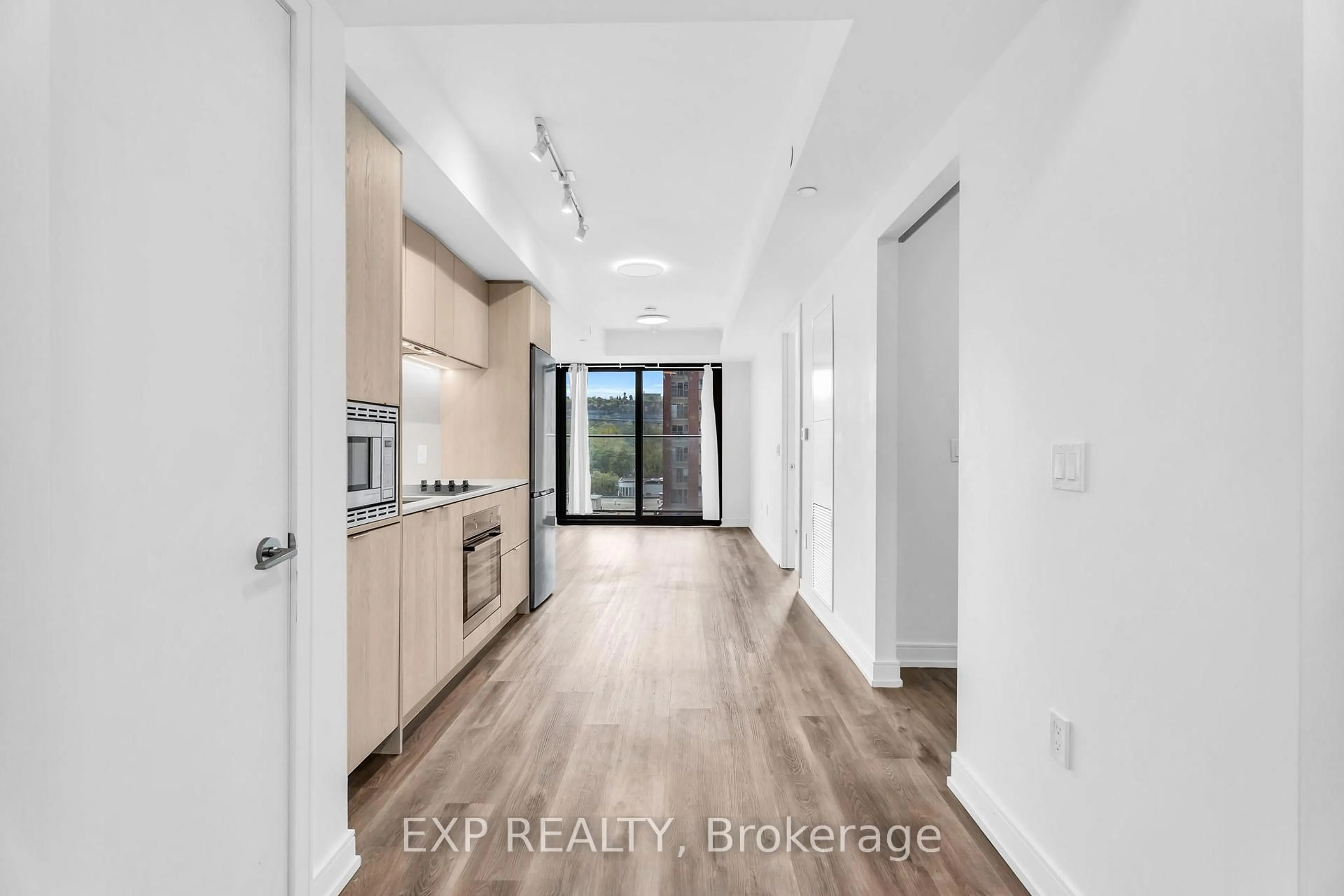 Indoor entryway for 1 Jarvis St #828, Hamilton Ontario L8R 3J2