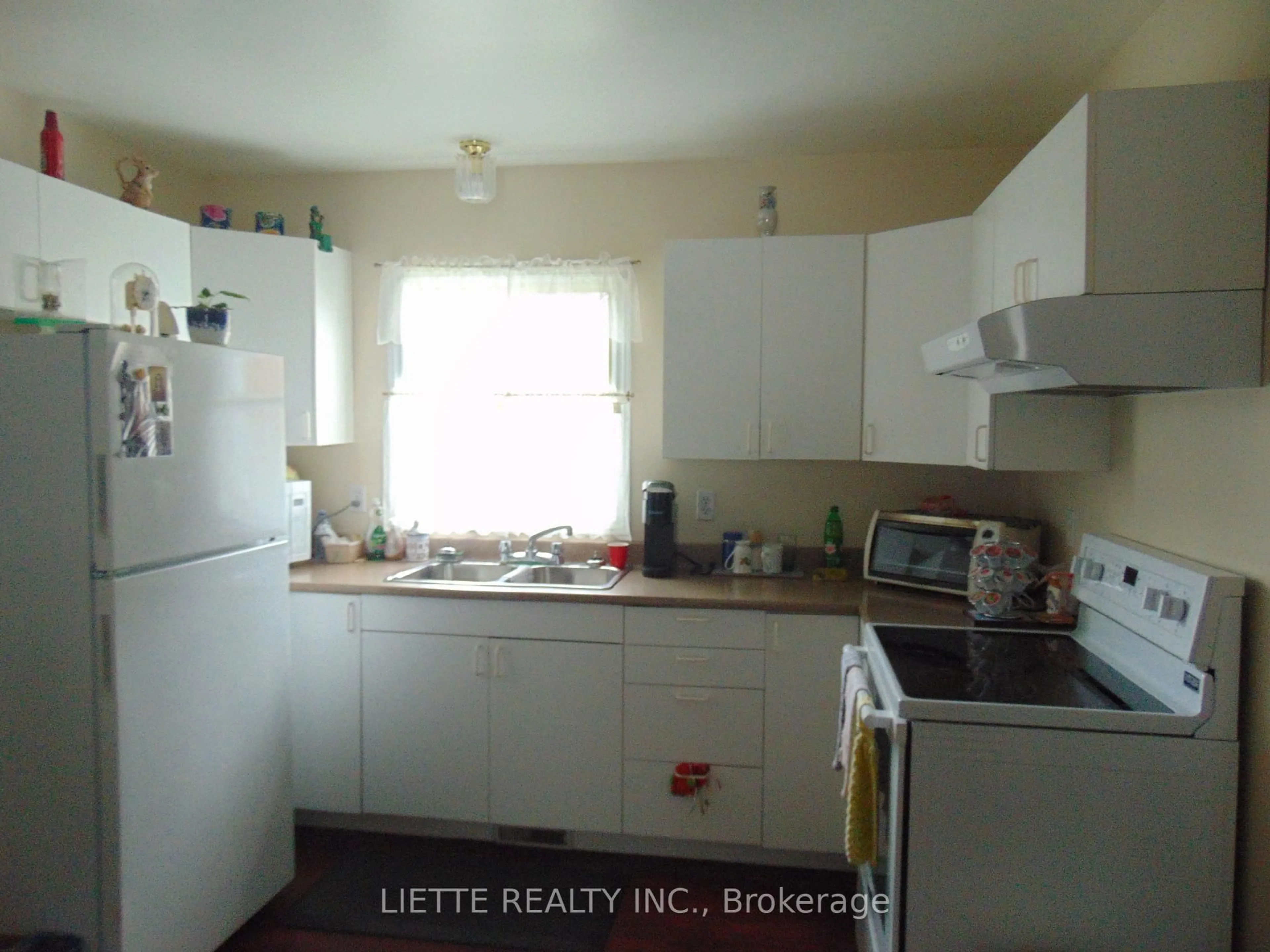 Standard kitchen, unknown for 7-9 Ottawa St #7 & 9, North Glengarry Ontario K0C 1A0