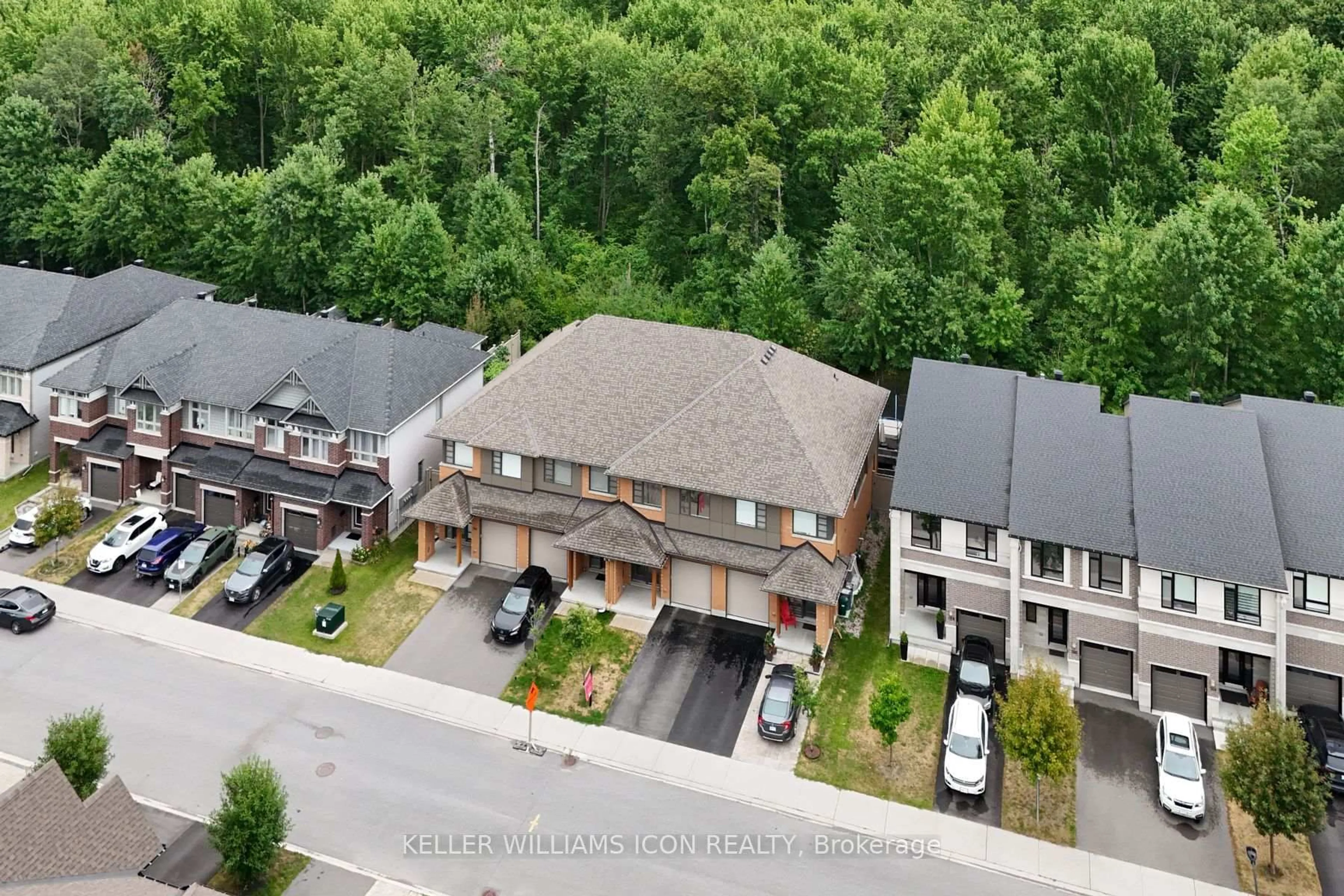 A pic from outside/outdoor area/front of a property/back of a property/a pic from drone, unknown for 192 Larimar Circ, Ottawa Ontario K1X 0B6