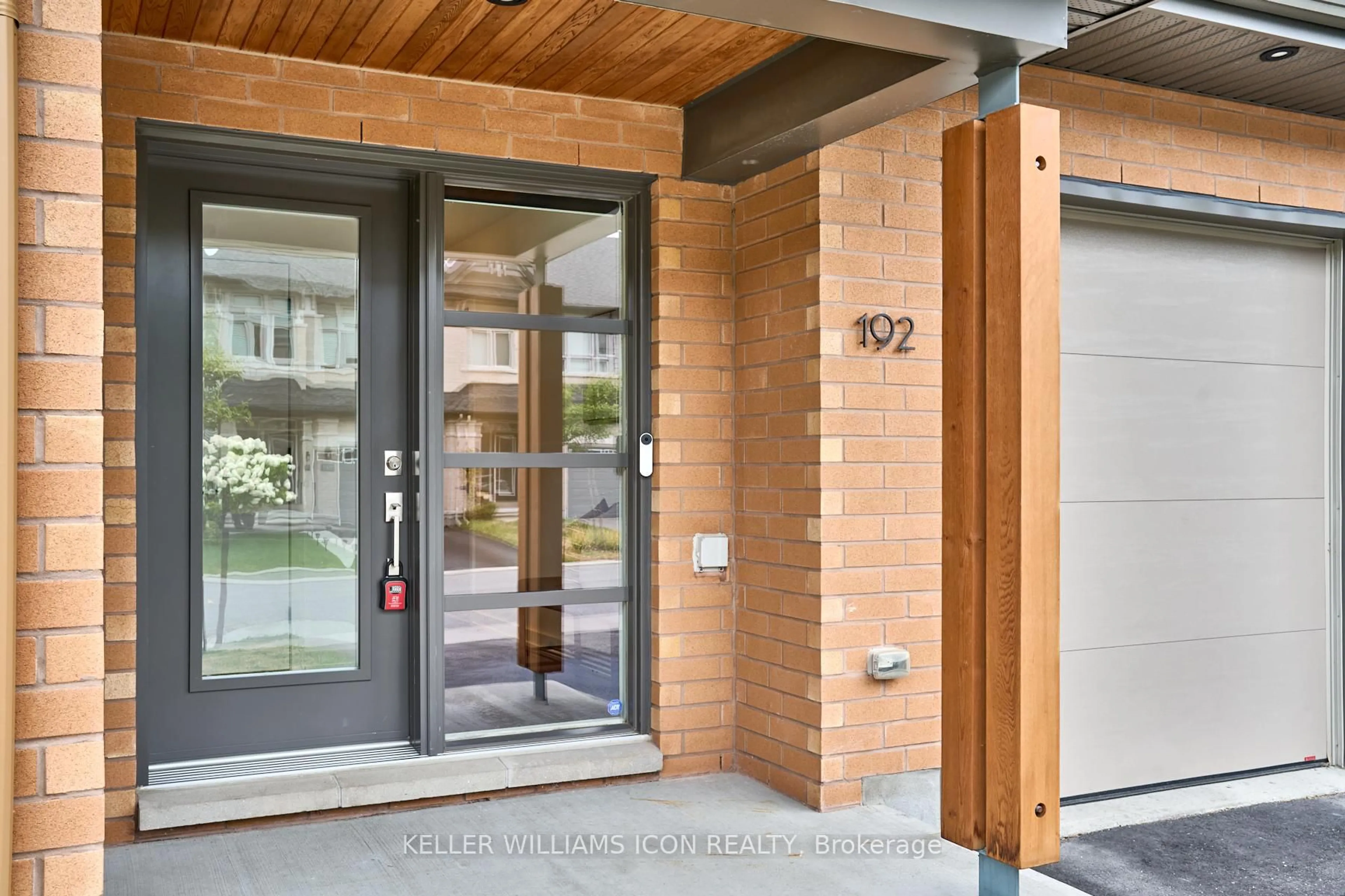 Indoor entryway for 192 Larimar Circ, Ottawa Ontario K1X 0B6