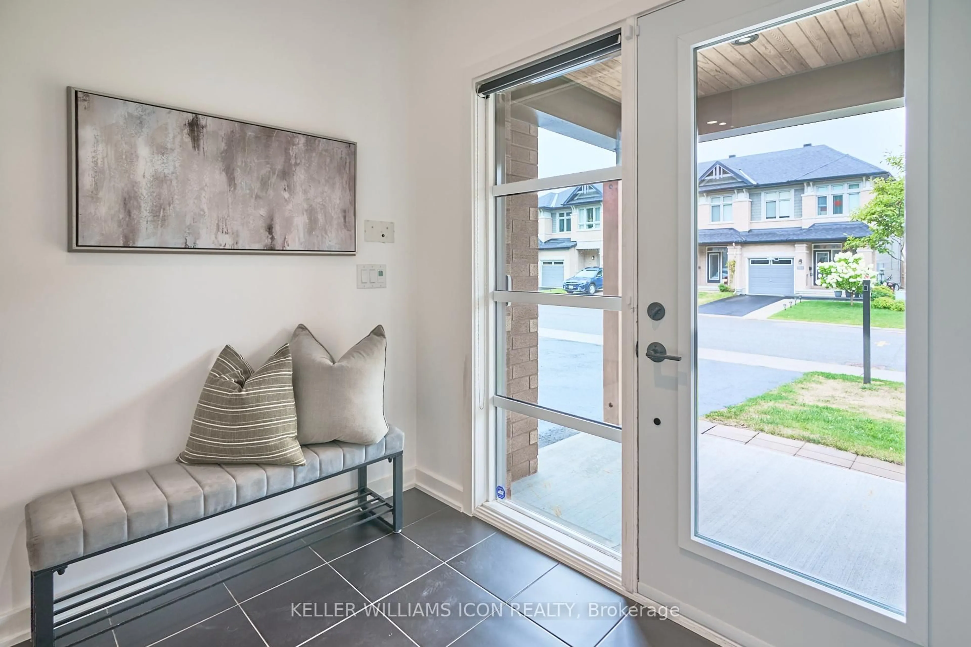 Indoor entryway for 192 Larimar Circ, Ottawa Ontario K1X 0B6