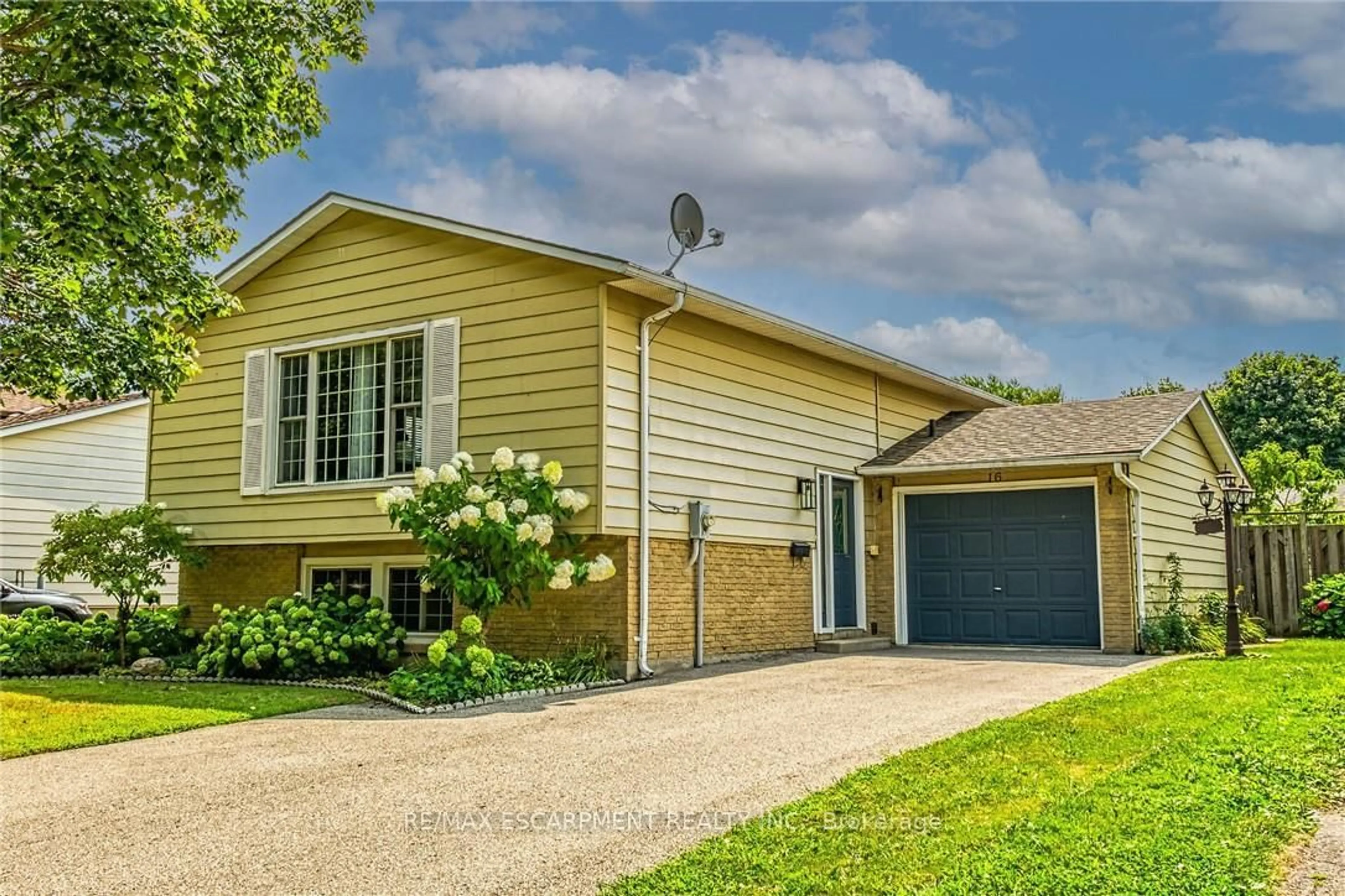 Home with vinyl exterior material, street for 16 Crestlynn Cres, Norfolk Ontario N3Y 4V8