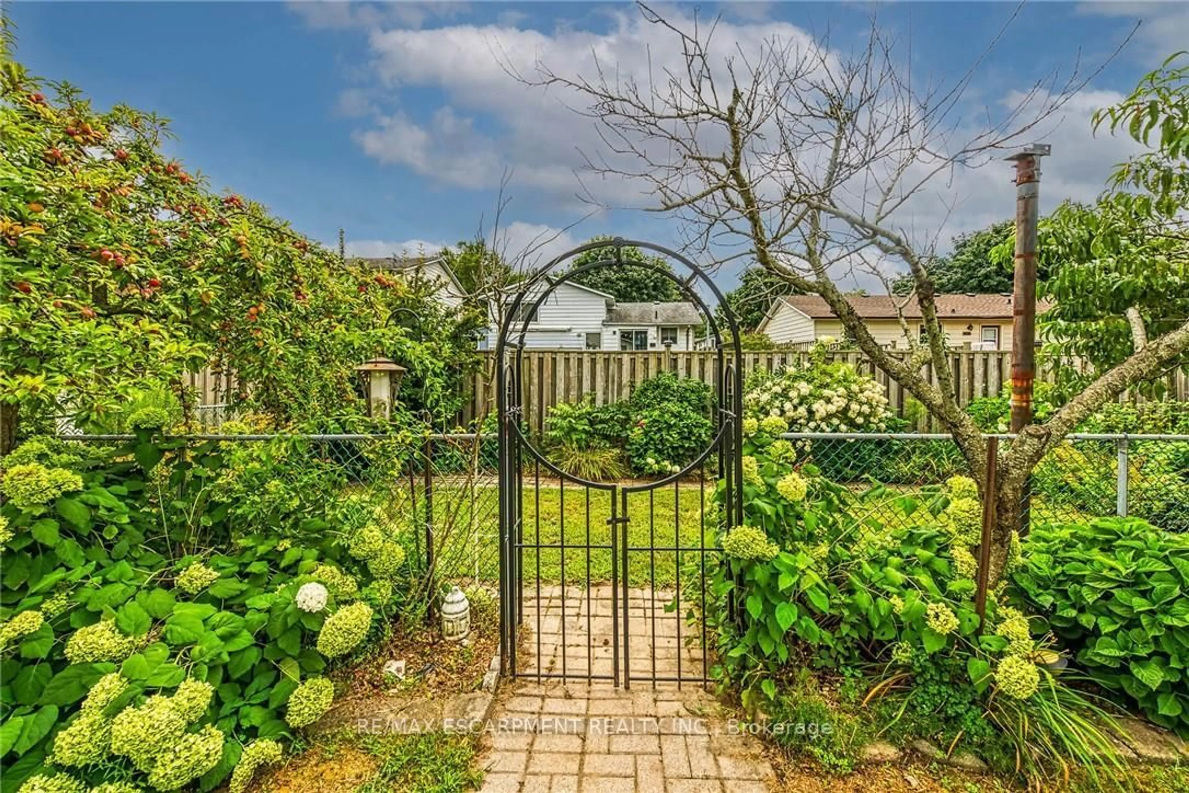 A pic from outside/outdoor area/front of a property/back of a property/a pic from drone, street for 16 Crestlynn Cres, Norfolk Ontario N3Y 4V8