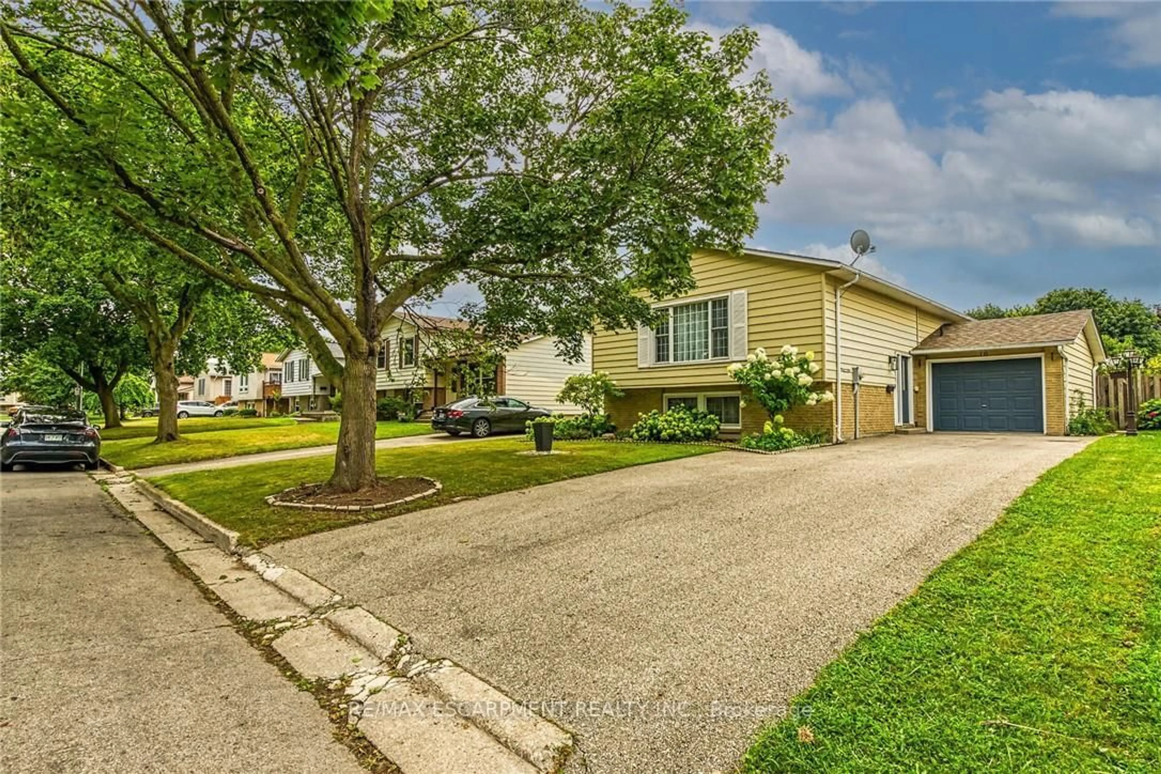 Home with vinyl exterior material, street for 16 Crestlynn Cres, Norfolk Ontario N3Y 4V8