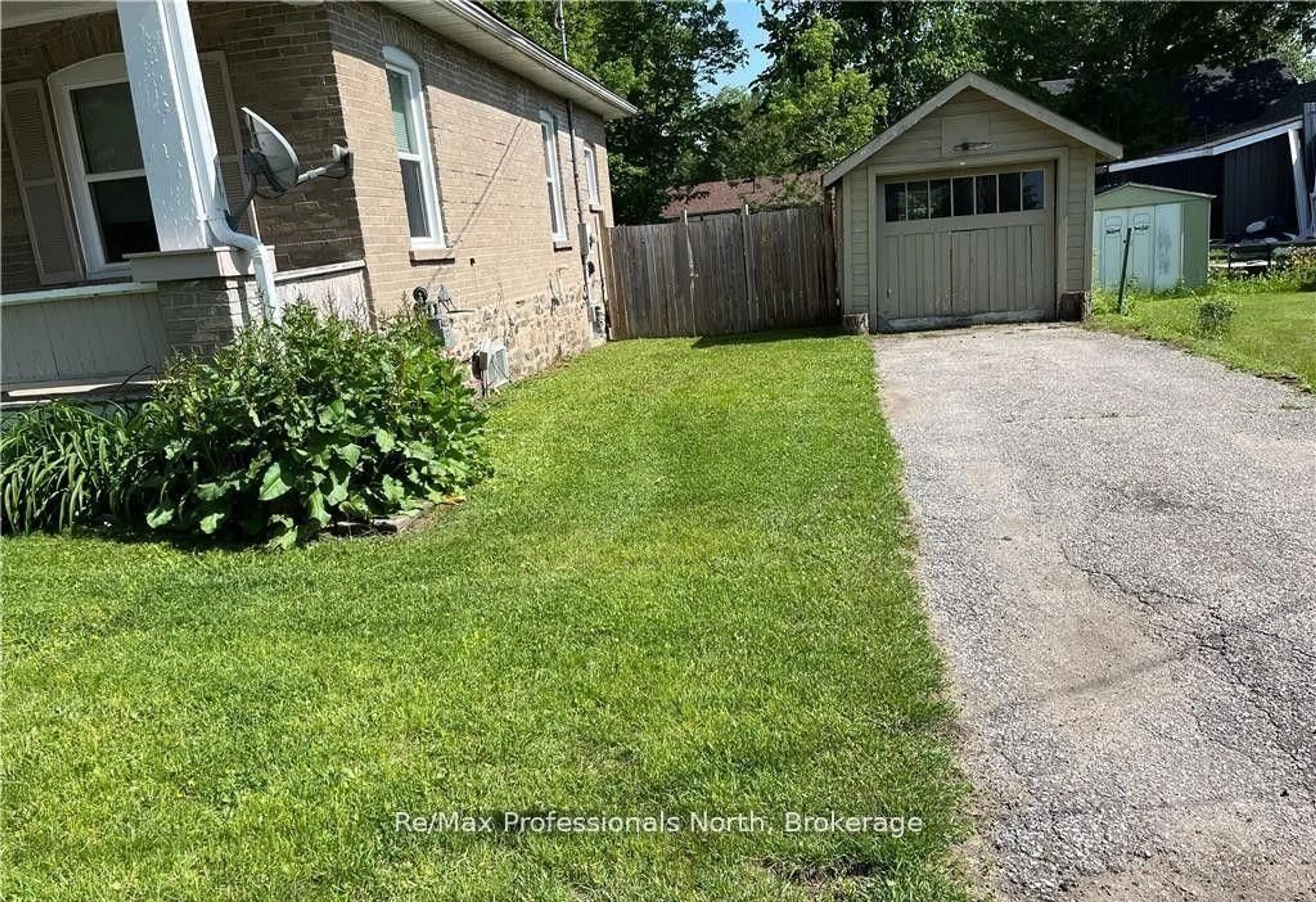 A pic from outside/outdoor area/front of a property/back of a property/a pic from drone, street for 261 HOTCHKISS St, Gravenhurst Ontario P1P 1H7
