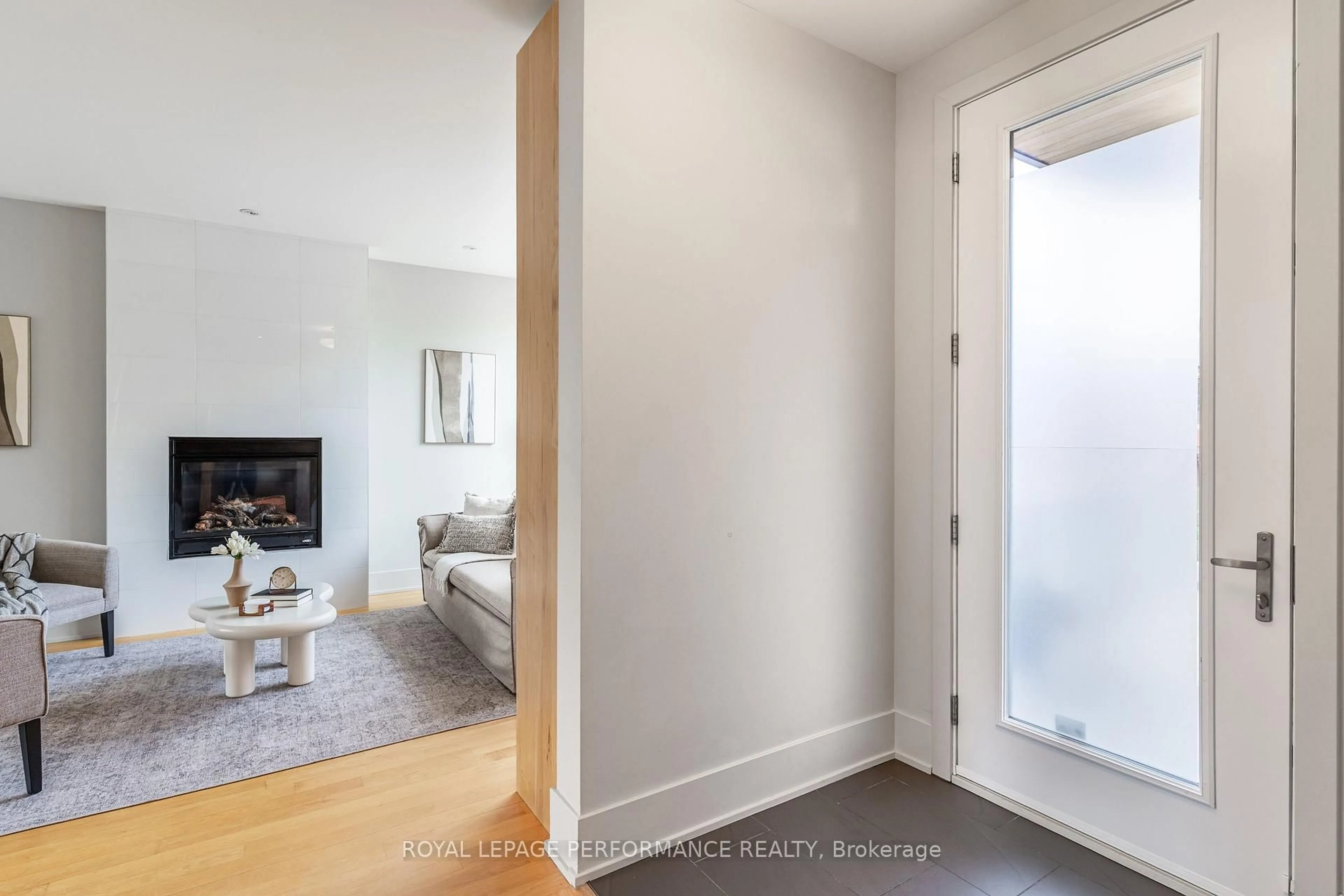 Indoor entryway for 414 Princeton Ave, Ottawa Ontario K2A 4G2