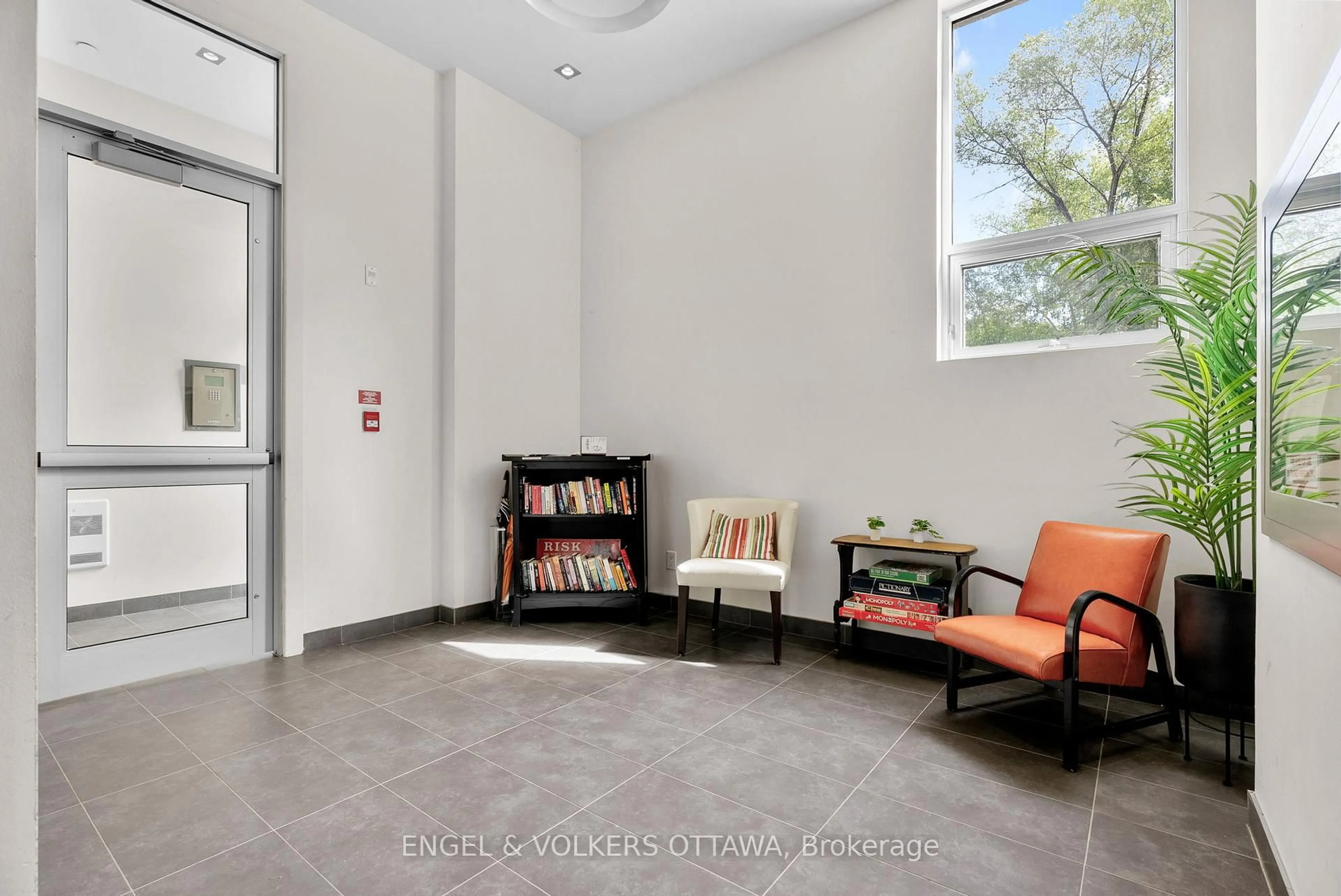 Indoor foyer for 390 Booth St #106, Ottawa Ontario K1R 7K6
