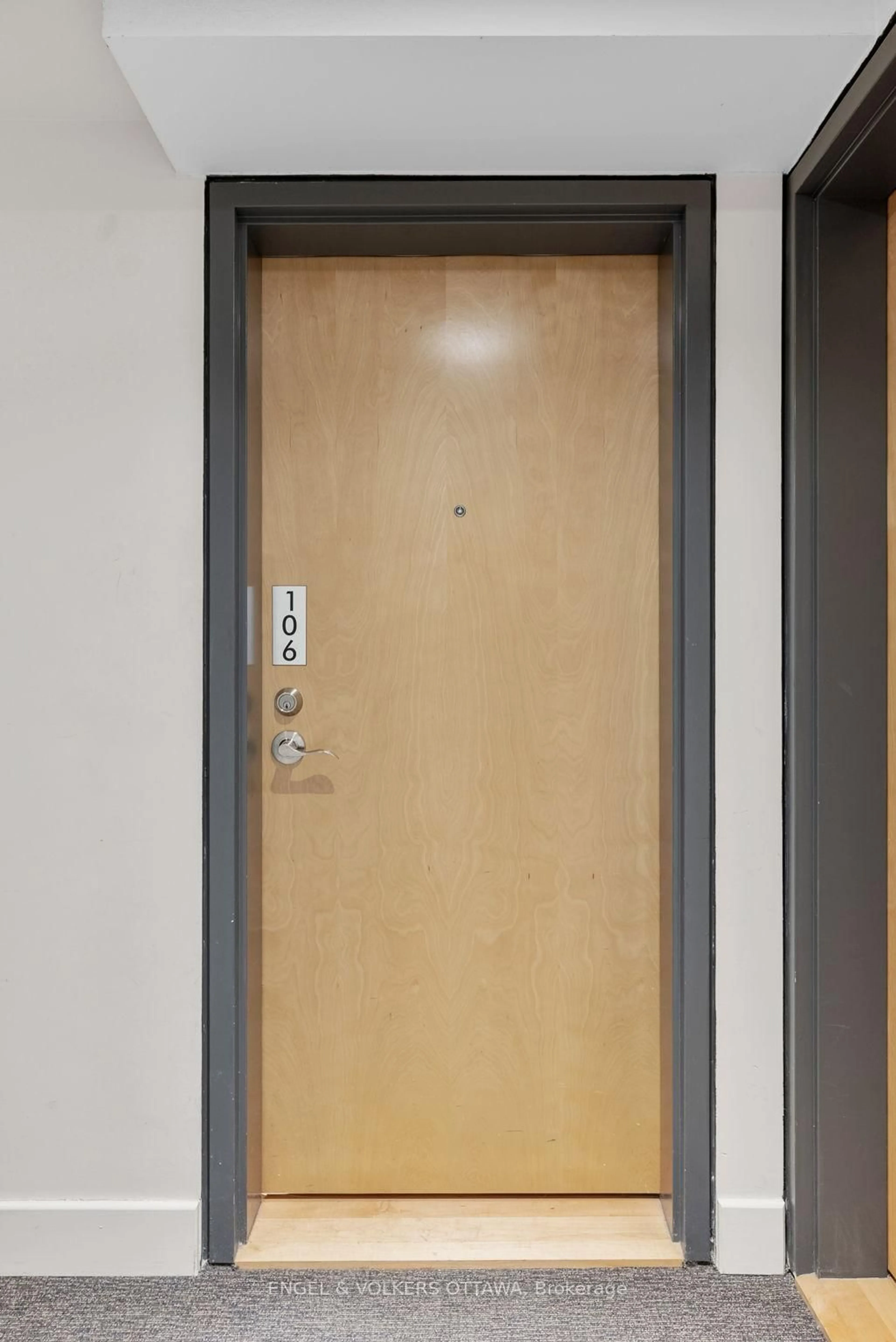 Indoor foyer for 390 Booth St #106, Ottawa Ontario K1R 7K6