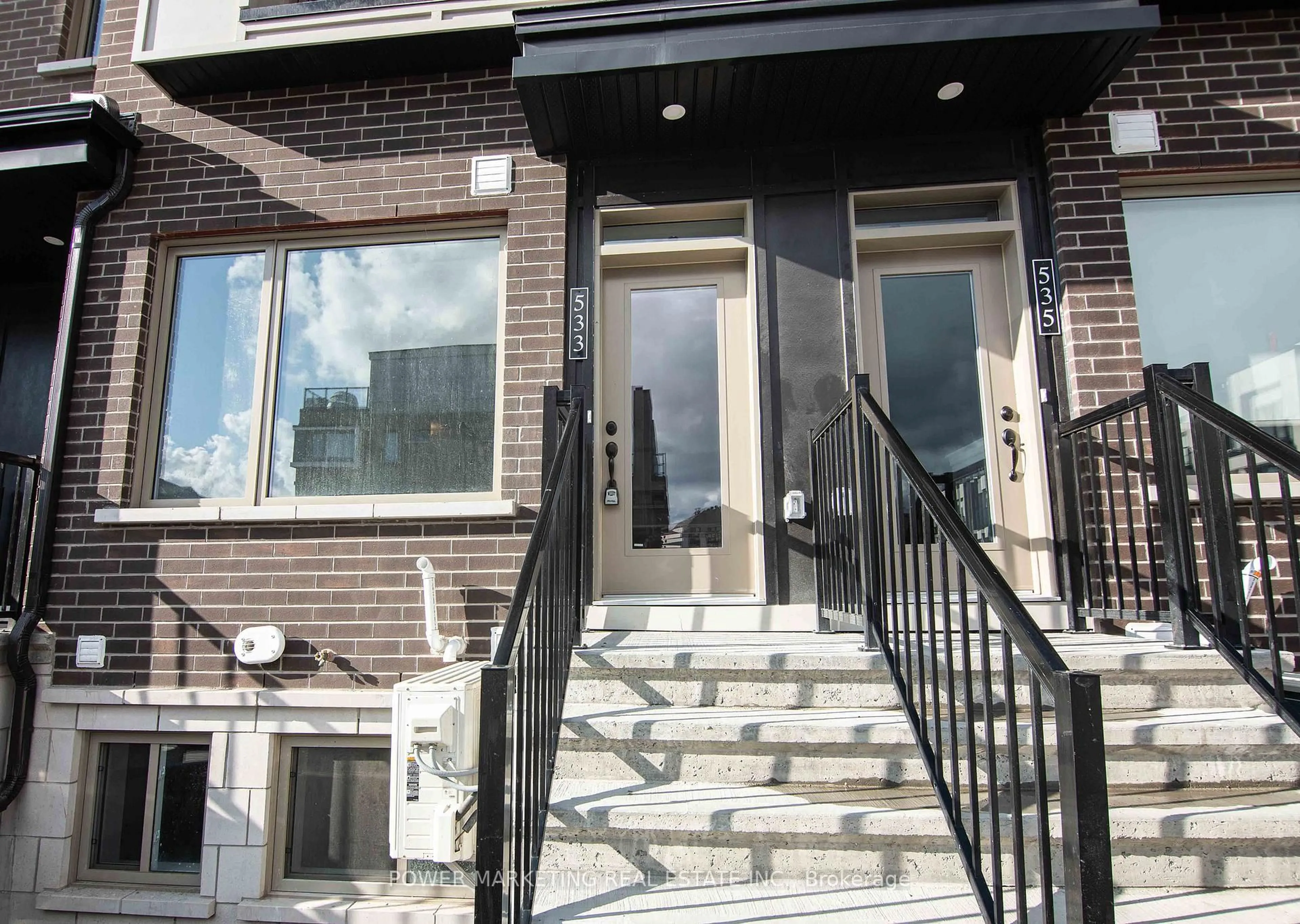 Unknown for 533 Takamose Private #164, Ottawa Ontario K1K 5A5