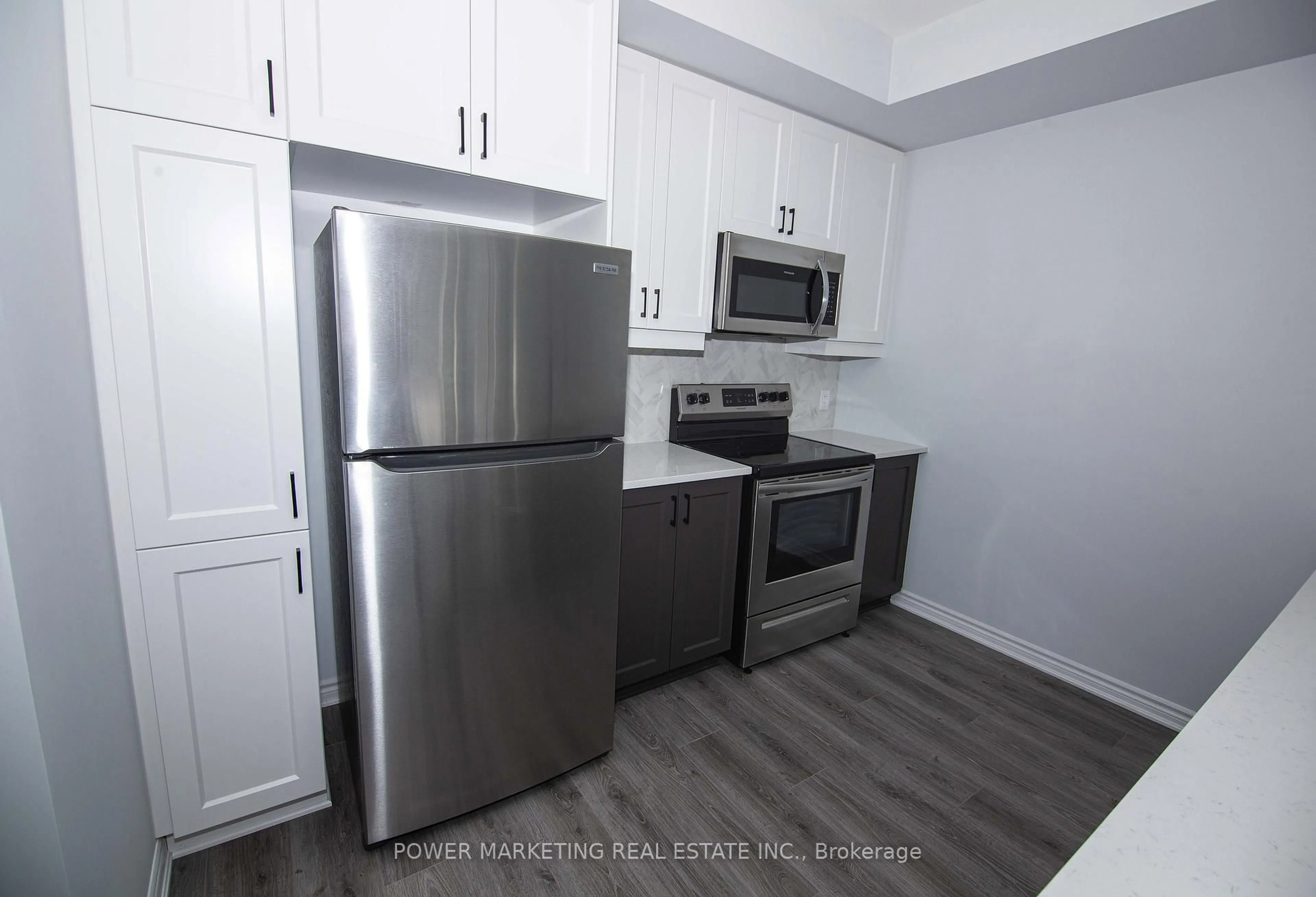 Standard kitchen, unknown for 533 Takamose Private, Ottawa Ontario K1K 5A5