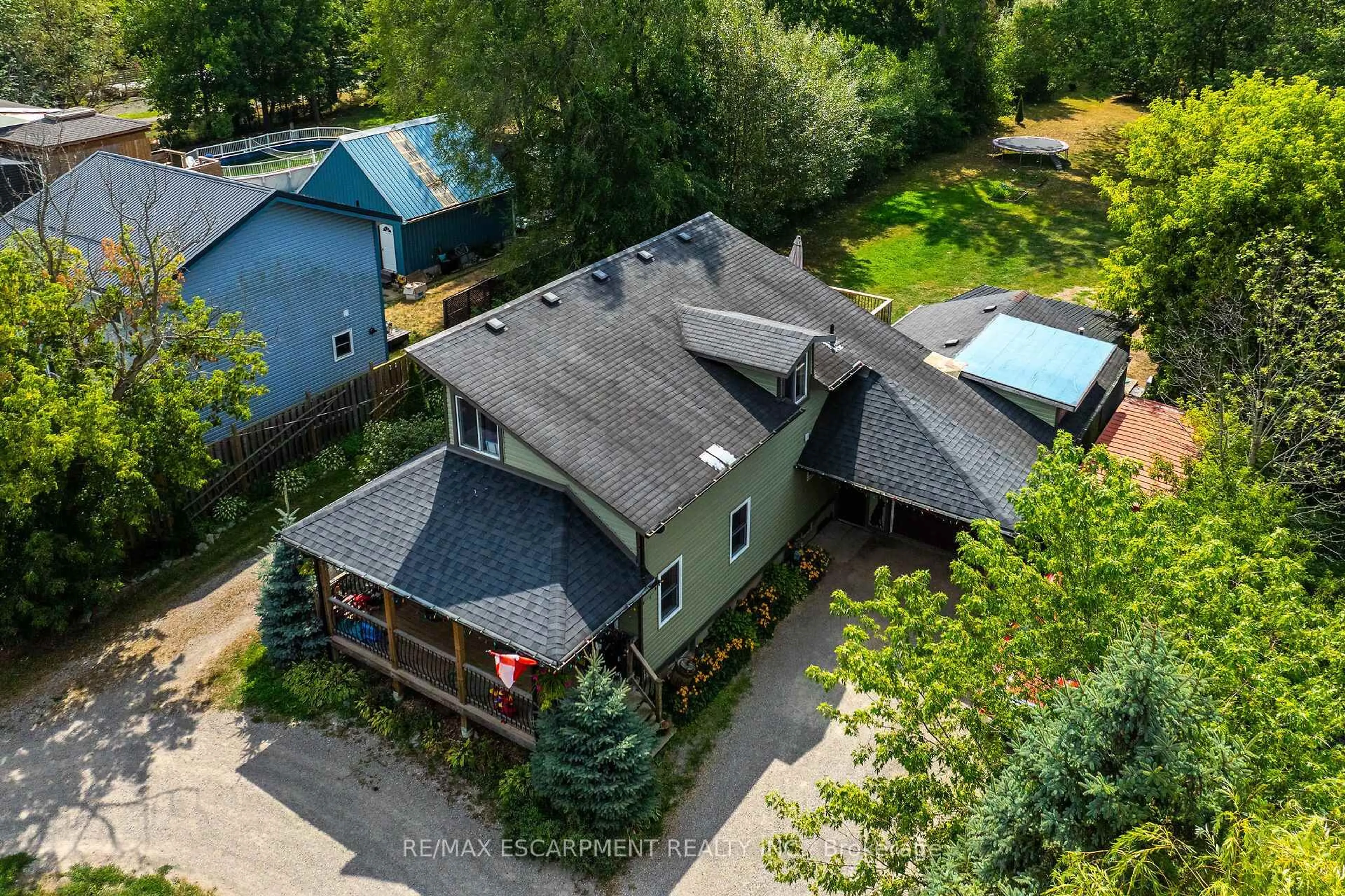 A pic from outside/outdoor area/front of a property/back of a property/a pic from drone, street for 1435 MERRITTVILLE Highway, Welland Ontario L3B 5N5