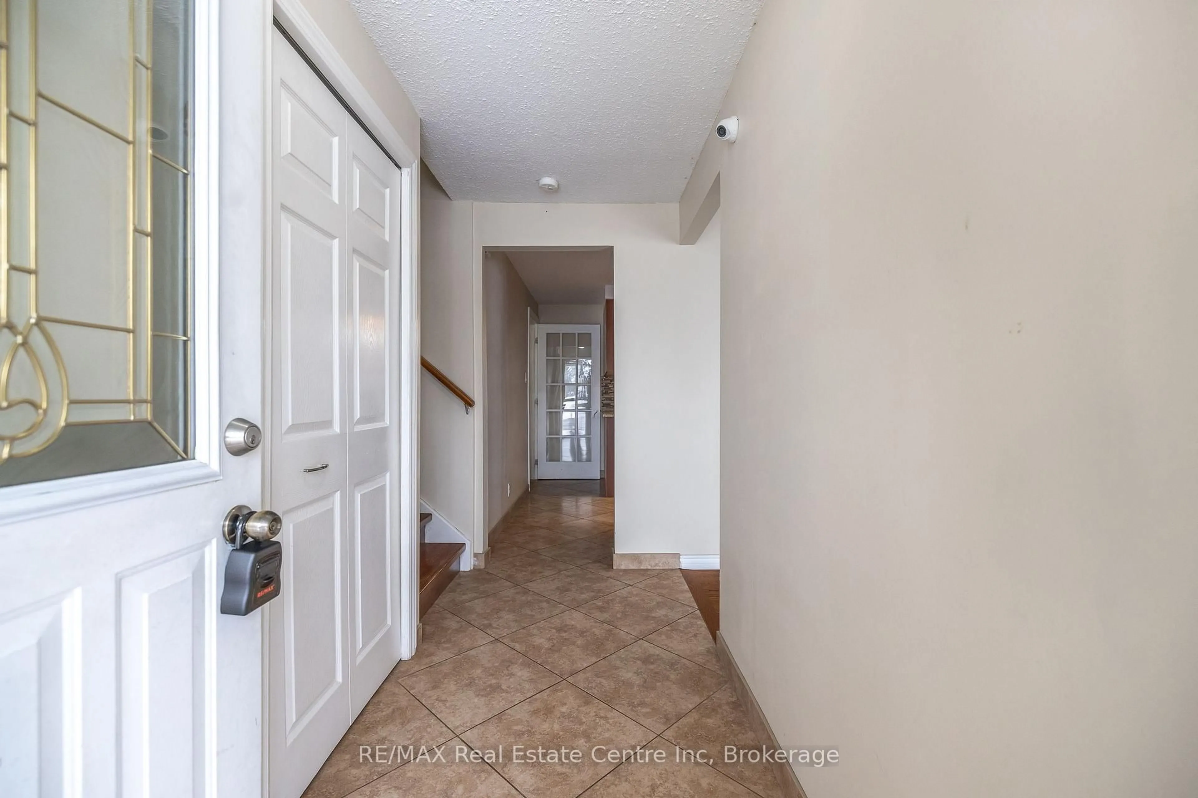 Indoor entryway for 461 Strasburg Rd, Kitchener Ontario N2E 1P1