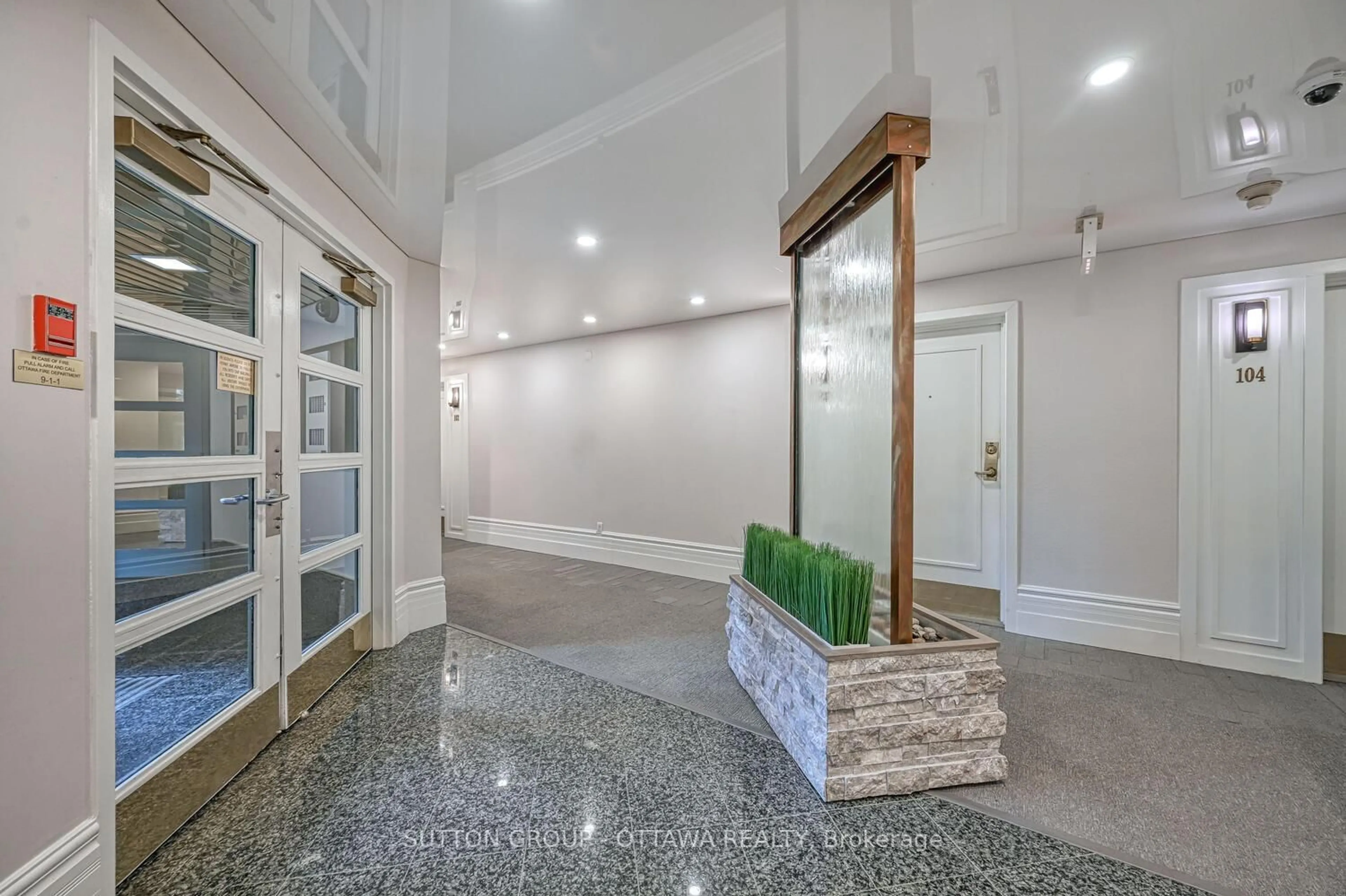 Indoor foyer for 550 Cambridge St #202, Ottawa Ontario K1S 5N3