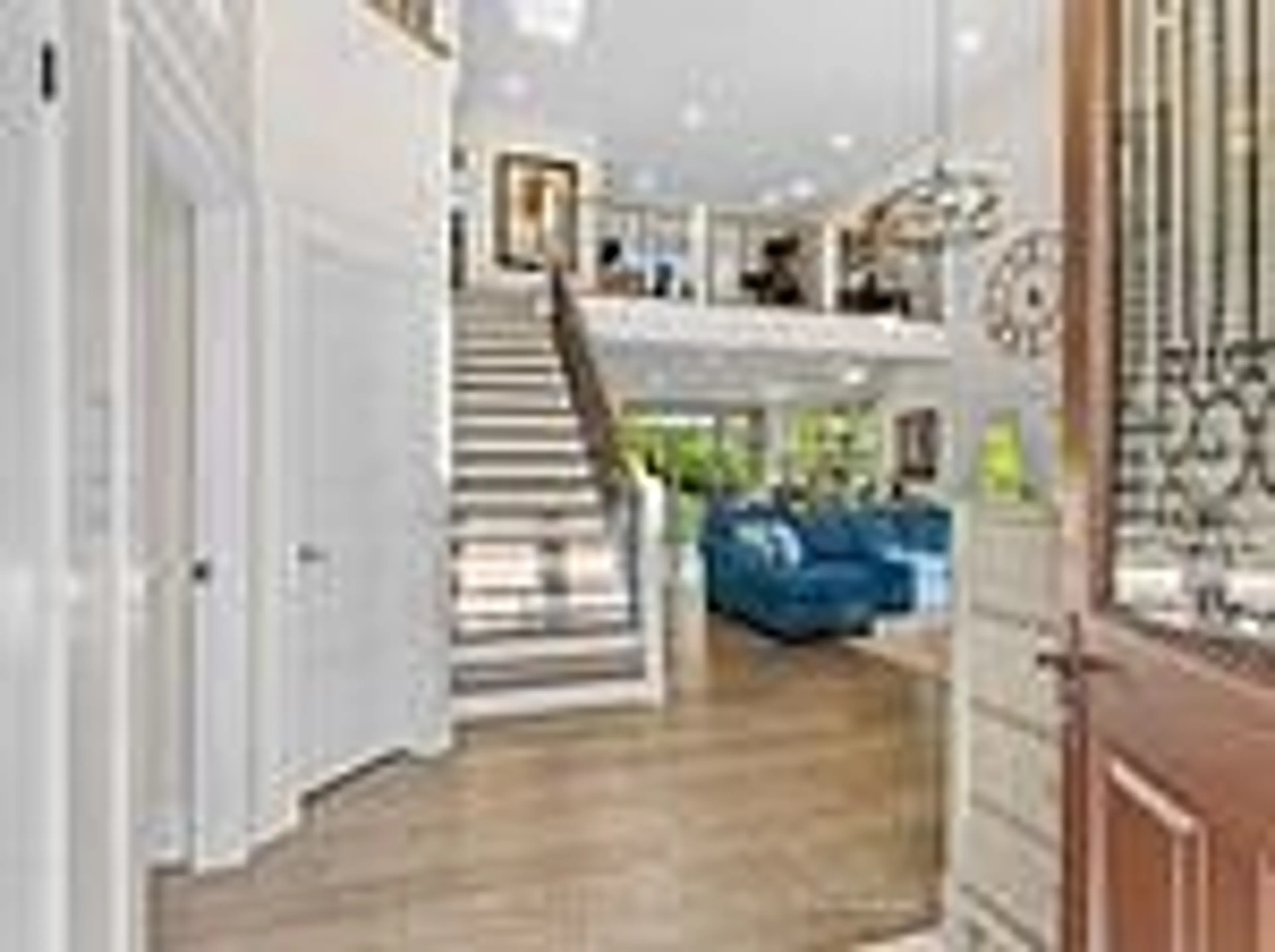 Indoor foyer for 4601 Rice Lake Dr, Hamilton Township Ontario L1A 3V6