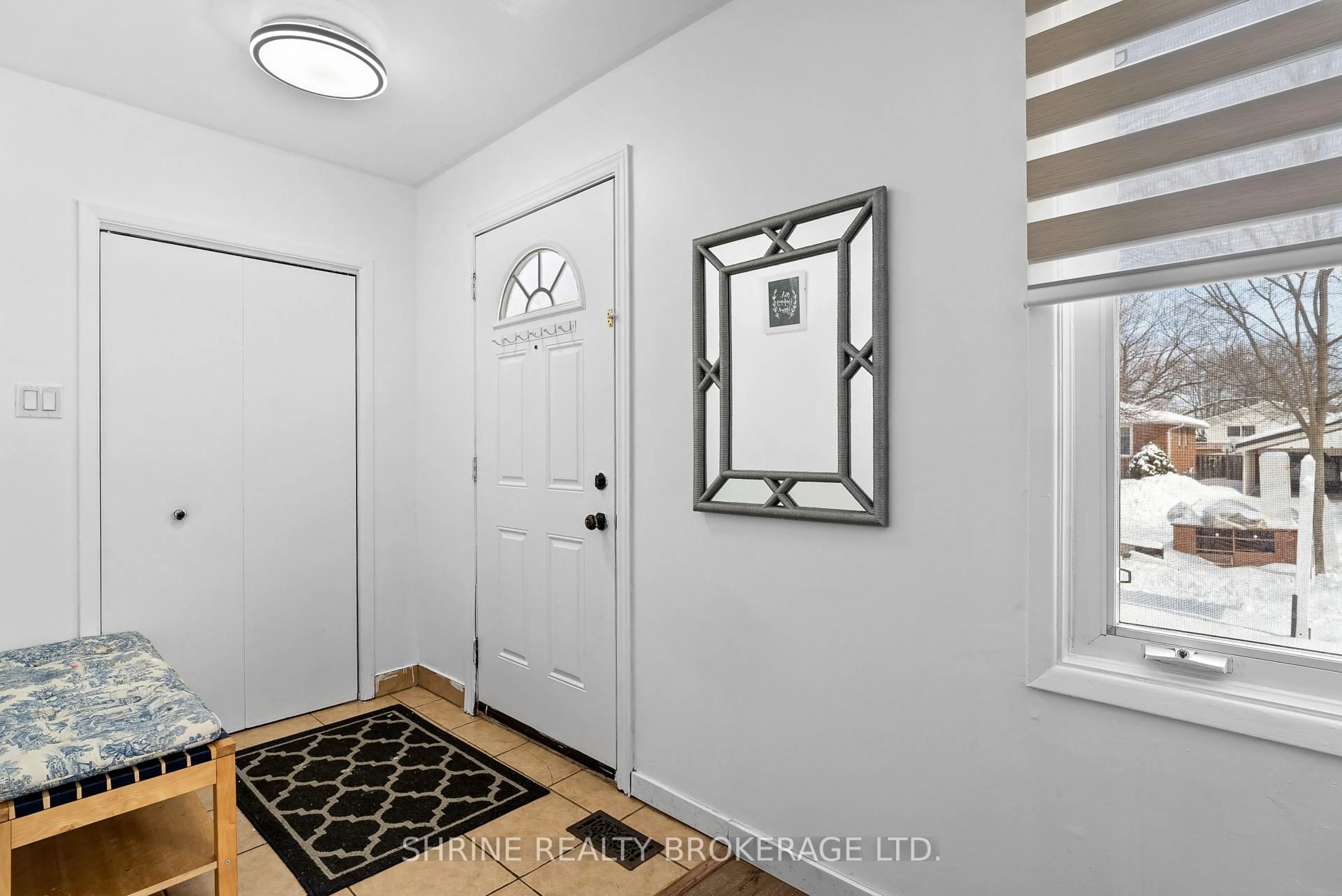Indoor entryway for 15 Garland Cres, London East Ontario N5V 1N4