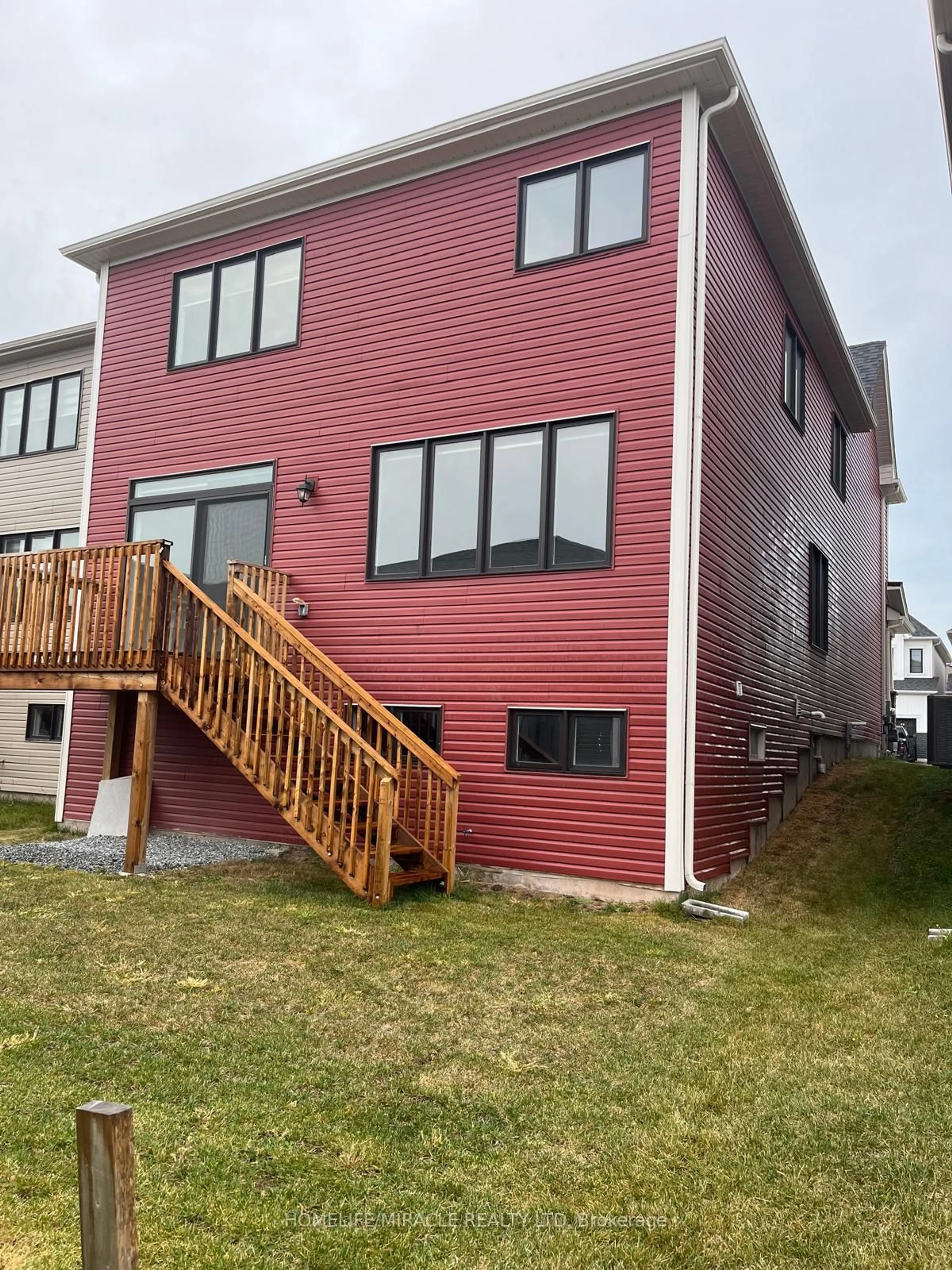 Home with vinyl exterior material, street for 85 Stern Dr, Welland Ontario L3B 0M2