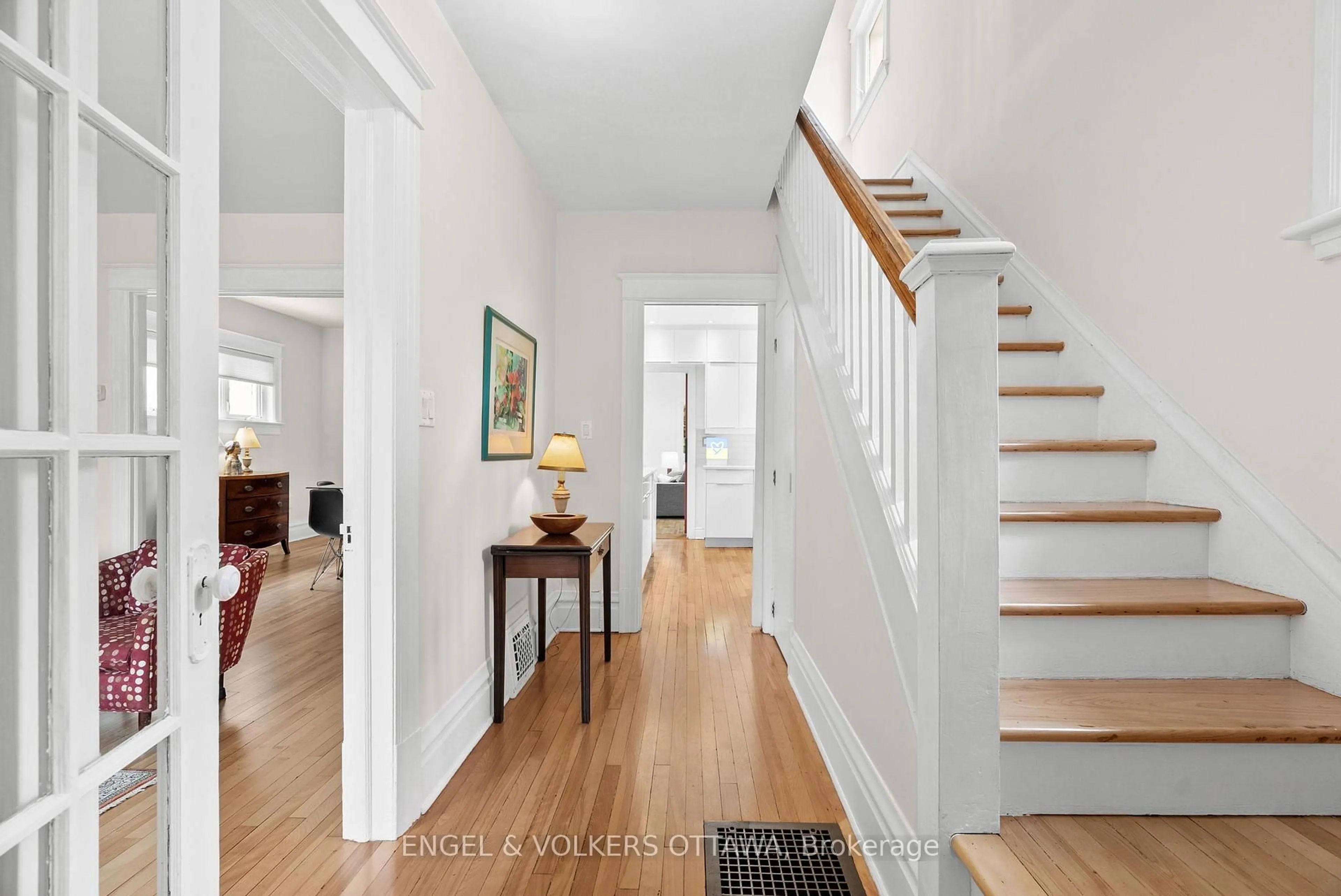 Indoor entryway for 47 Fentiman Ave, Ottawa Ontario K1S 0T5