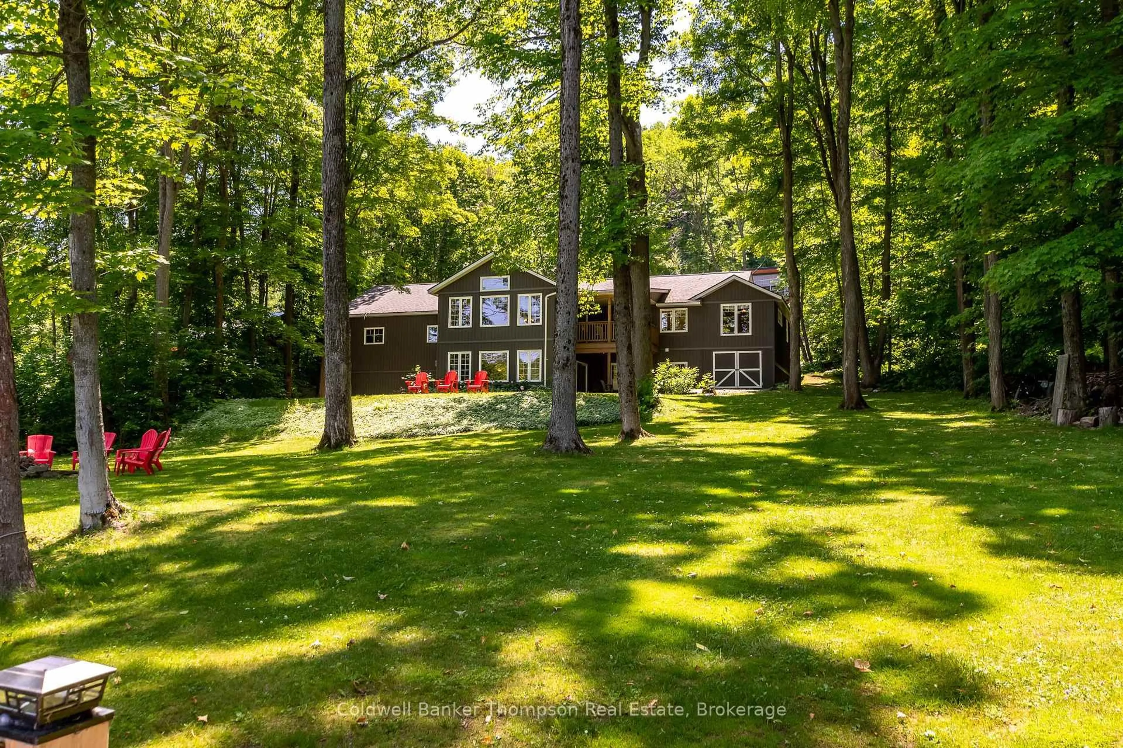 A pic from outside/outdoor area/front of a property/back of a property/a pic from drone, forest/trees view for 440 Bayshore Blvd, Huntsville Ontario P1H 1Z1