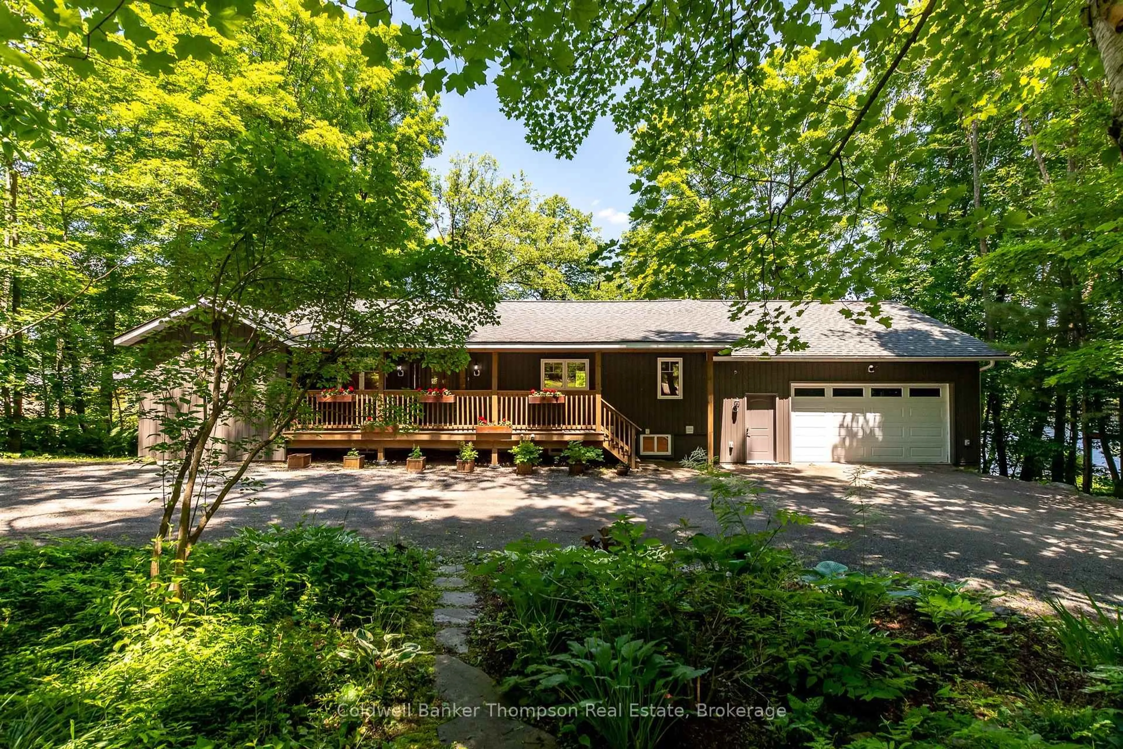 A pic from outside/outdoor area/front of a property/back of a property/a pic from drone, street for 440 Bayshore Blvd, Huntsville Ontario P1H 1Z1