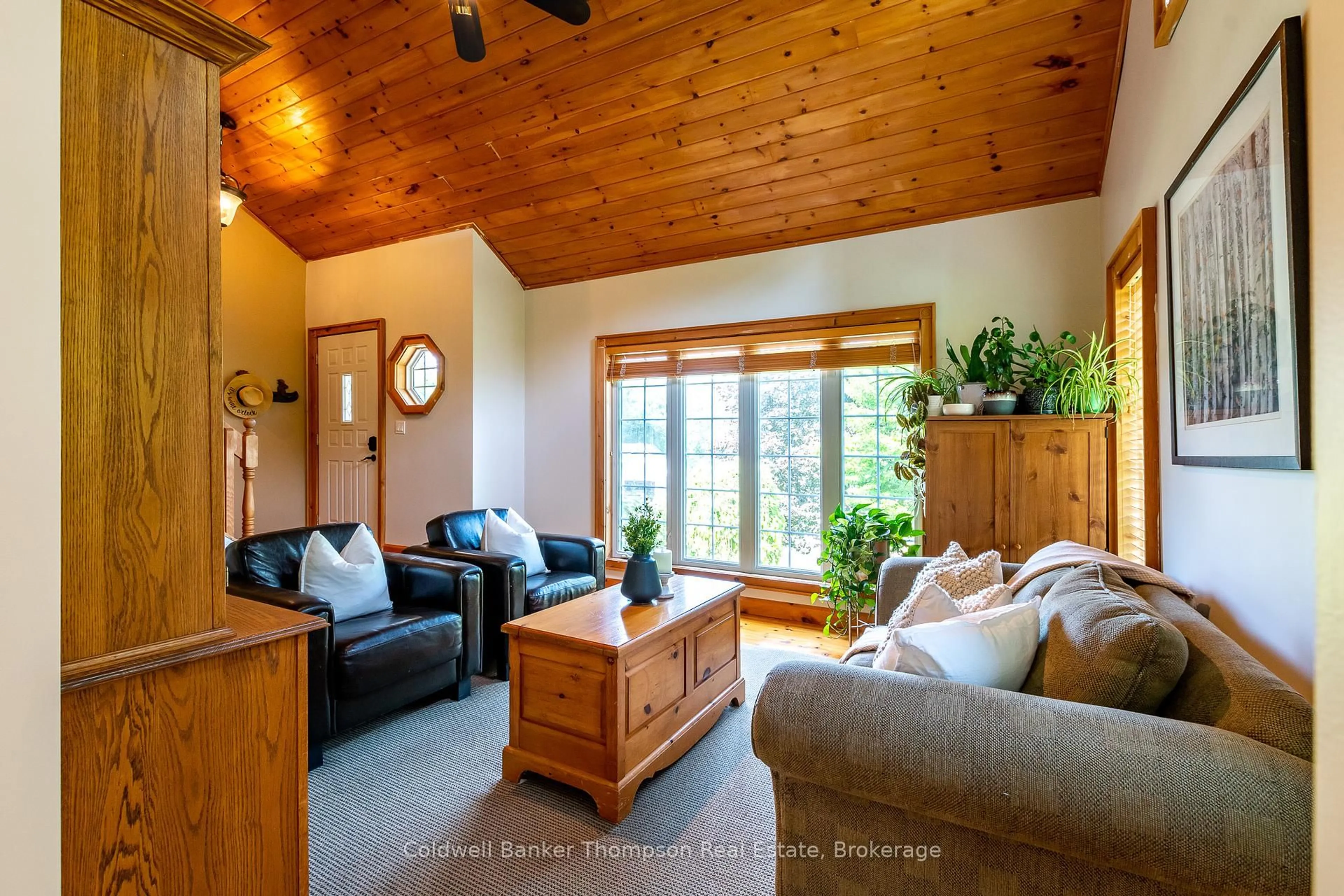 Living room with furniture, wood/laminate floor for 15 Covered Bridge Tr, Bracebridge Ontario P1L 1Y1