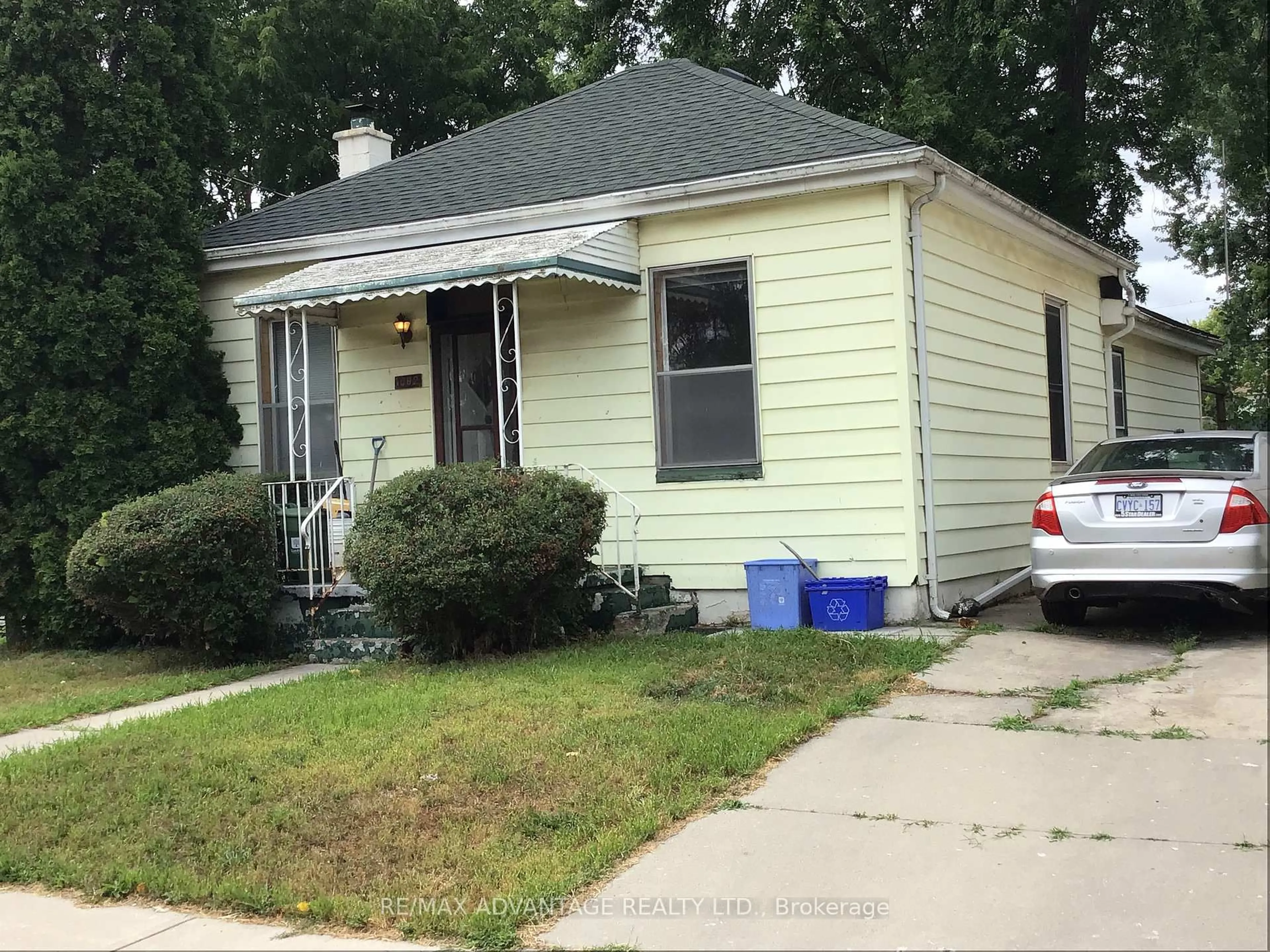 Home with vinyl exterior material, street for 1082 Margaret St, London East Ontario N5W 2K2
