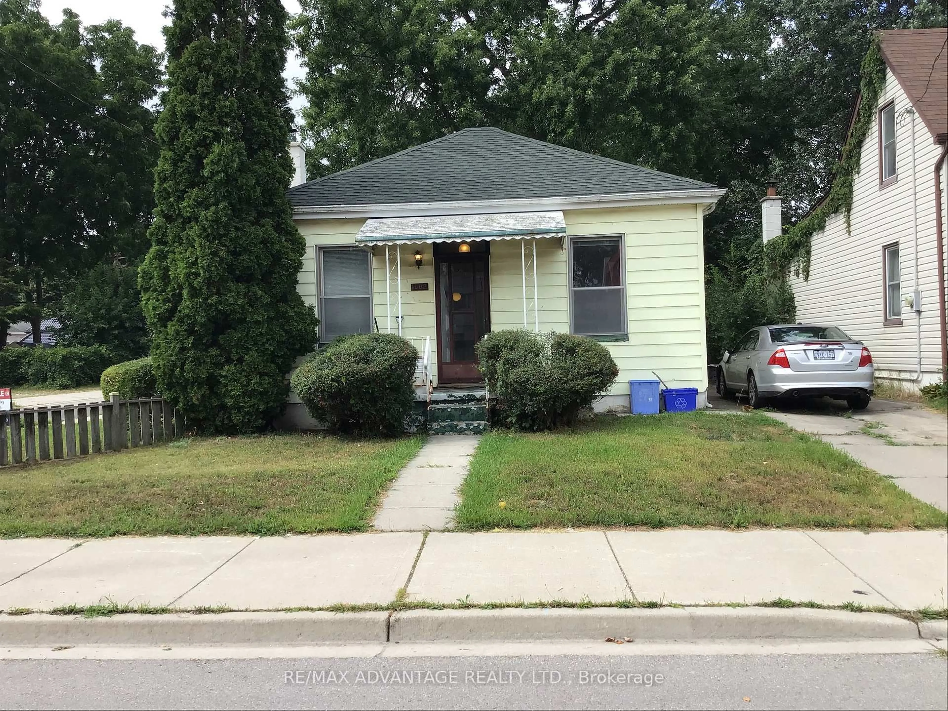 Home with vinyl exterior material, street for 1082 Margaret St, London East Ontario N5W 2K2