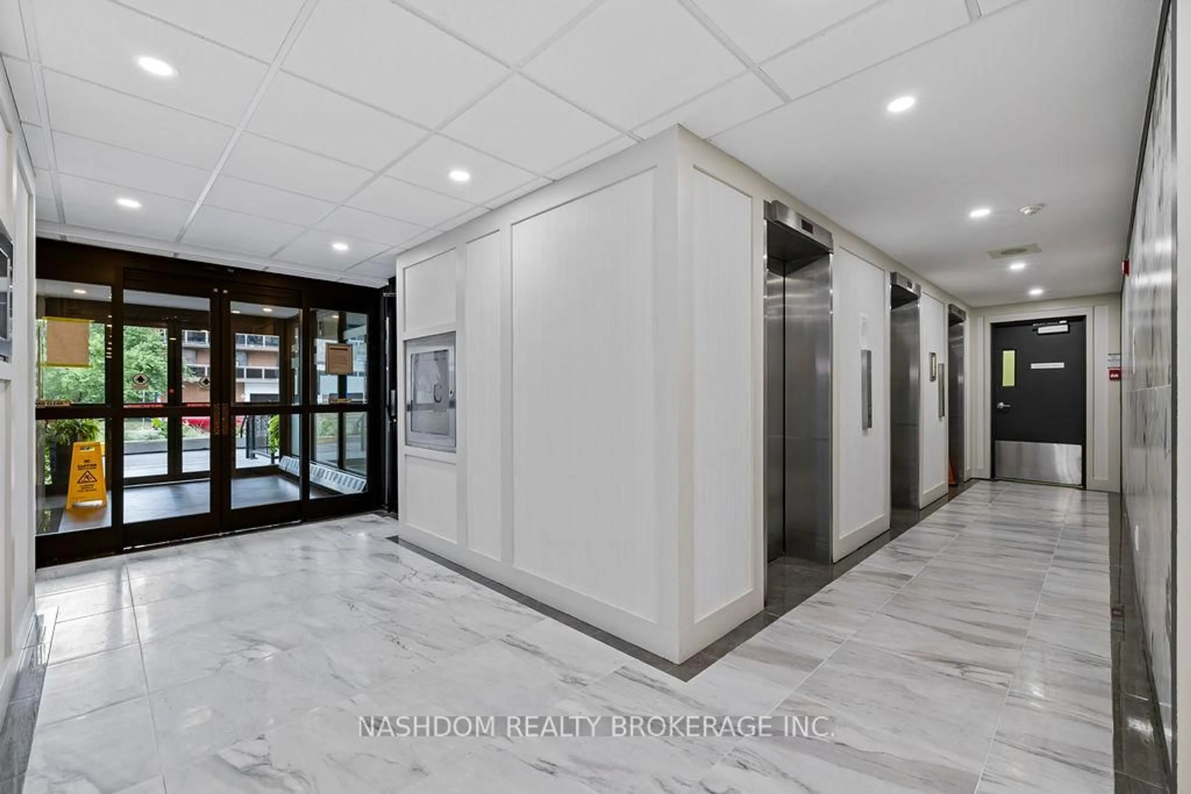 Indoor foyer for 150 Charlton Ave #1603, Hamilton Ontario L8N 3X3