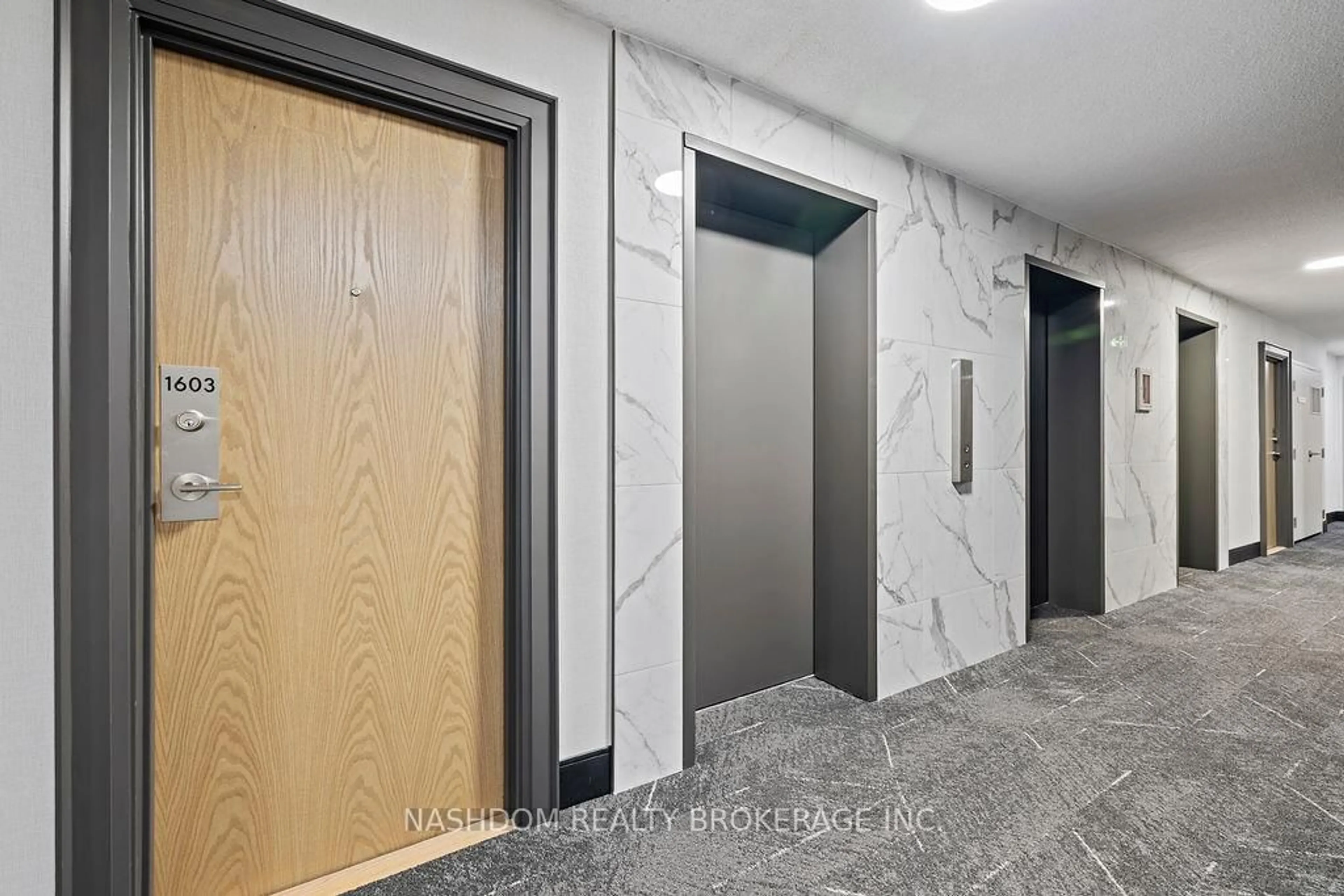 Indoor foyer for 150 Charlton Ave #1603, Hamilton Ontario L8N 3X3