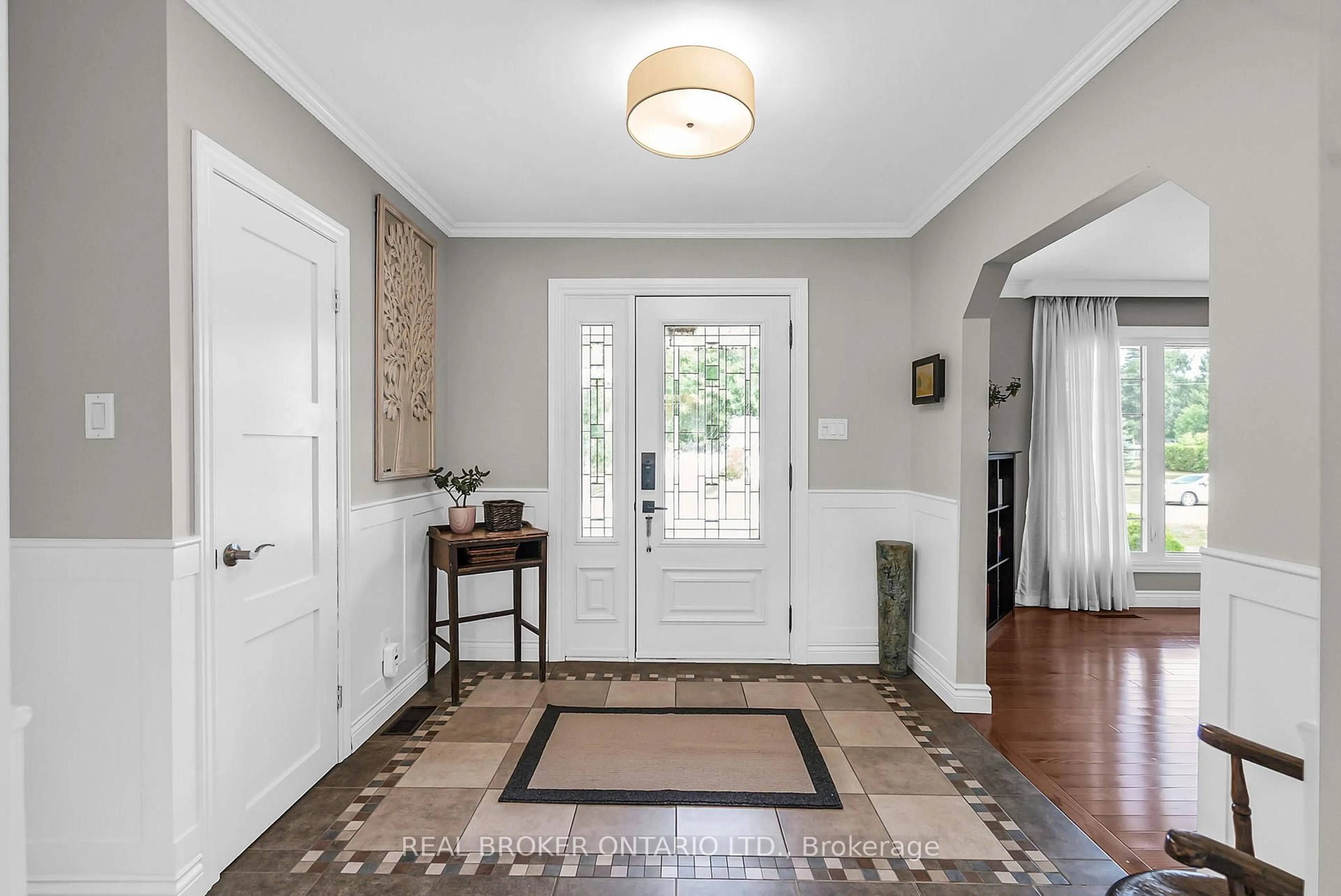 Indoor entryway for 19 Sunset Dr, Augusta Ontario K0E 1T0