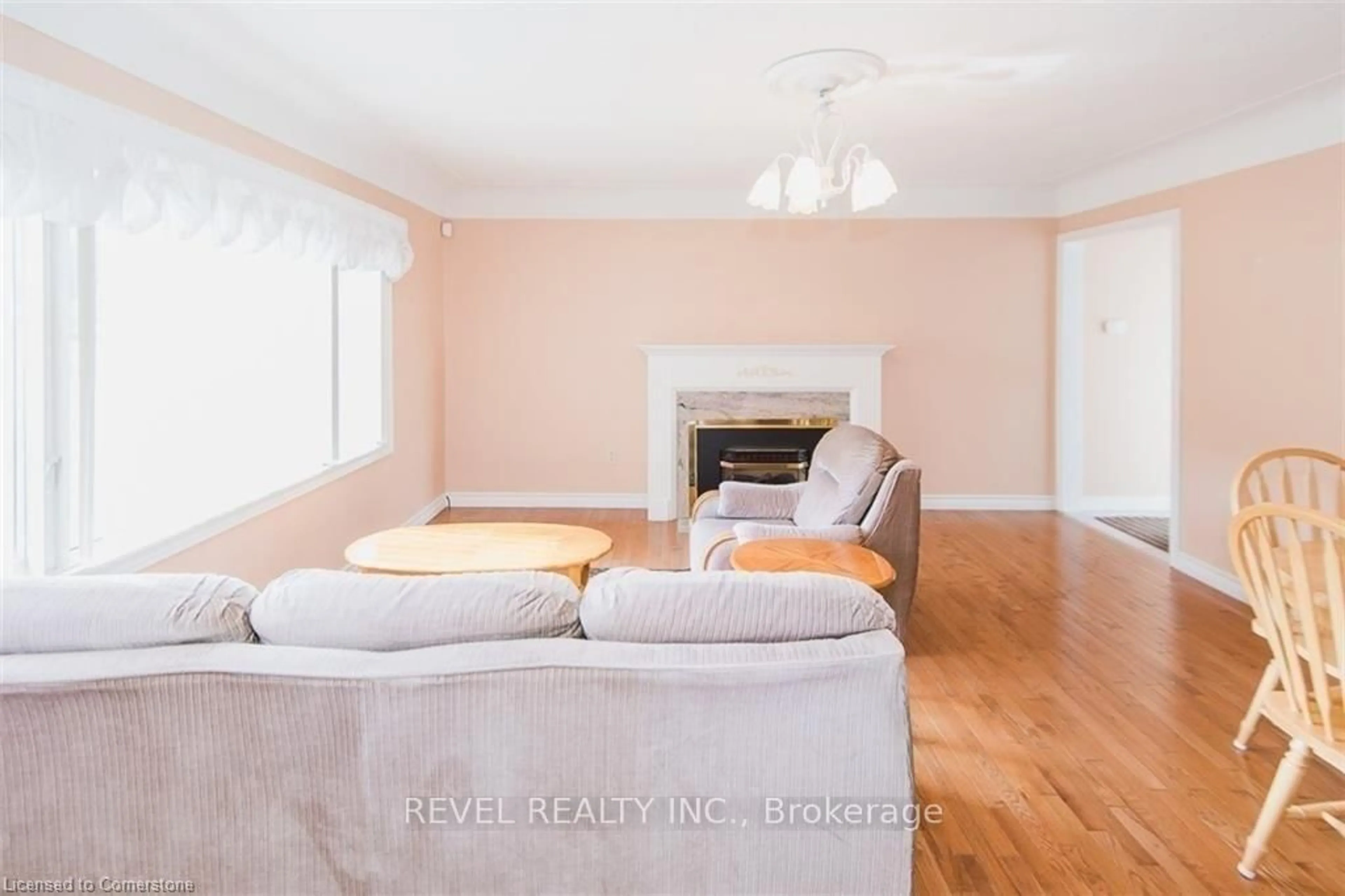 Living room with furniture, wood/laminate floor for 13 New Mountain Rd, Hamilton Ontario L8G 2R4
