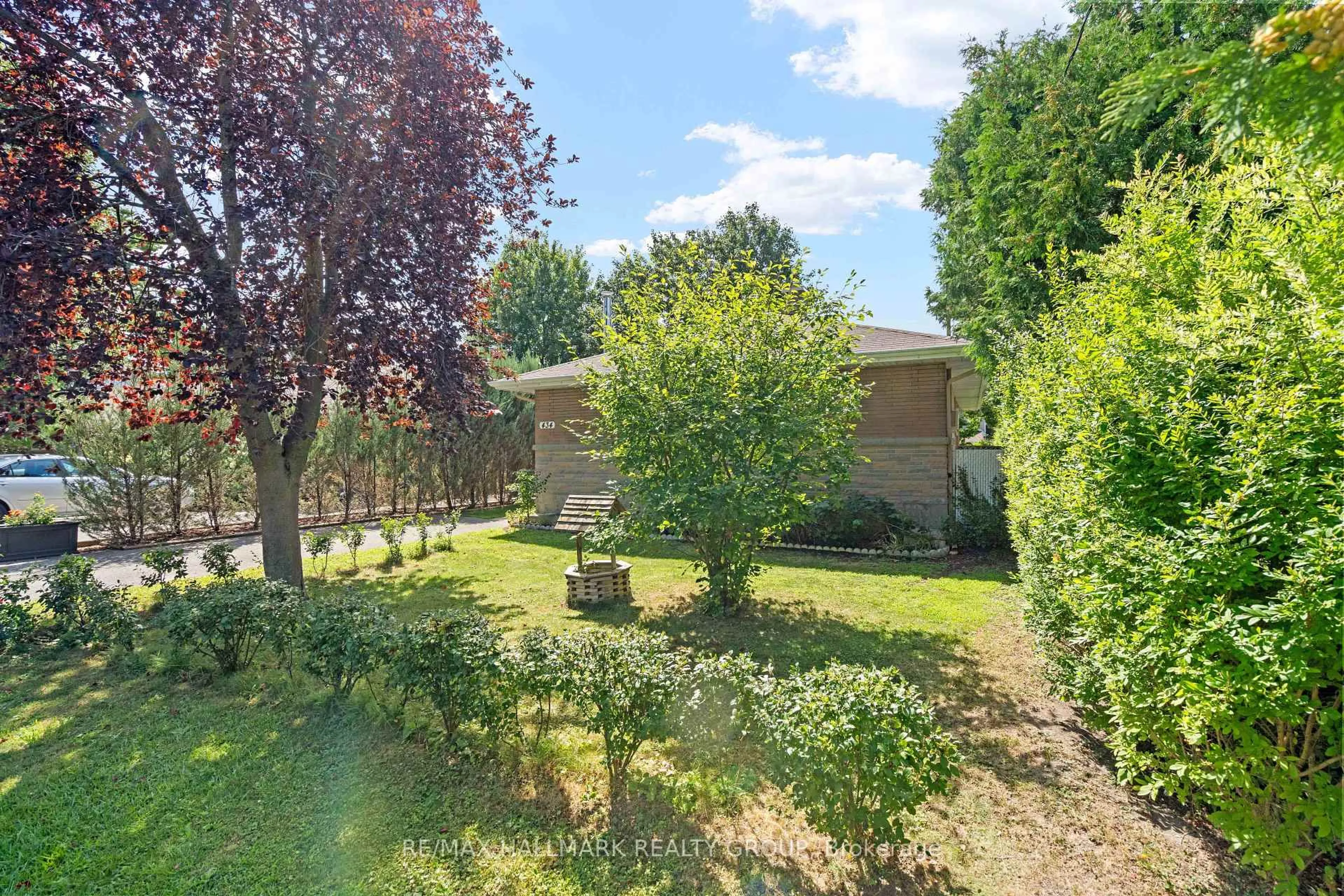 A pic from outside/outdoor area/front of a property/back of a property/a pic from drone, street for 434 Hartleigh Ave, Ottawa Ontario K2B 5J4