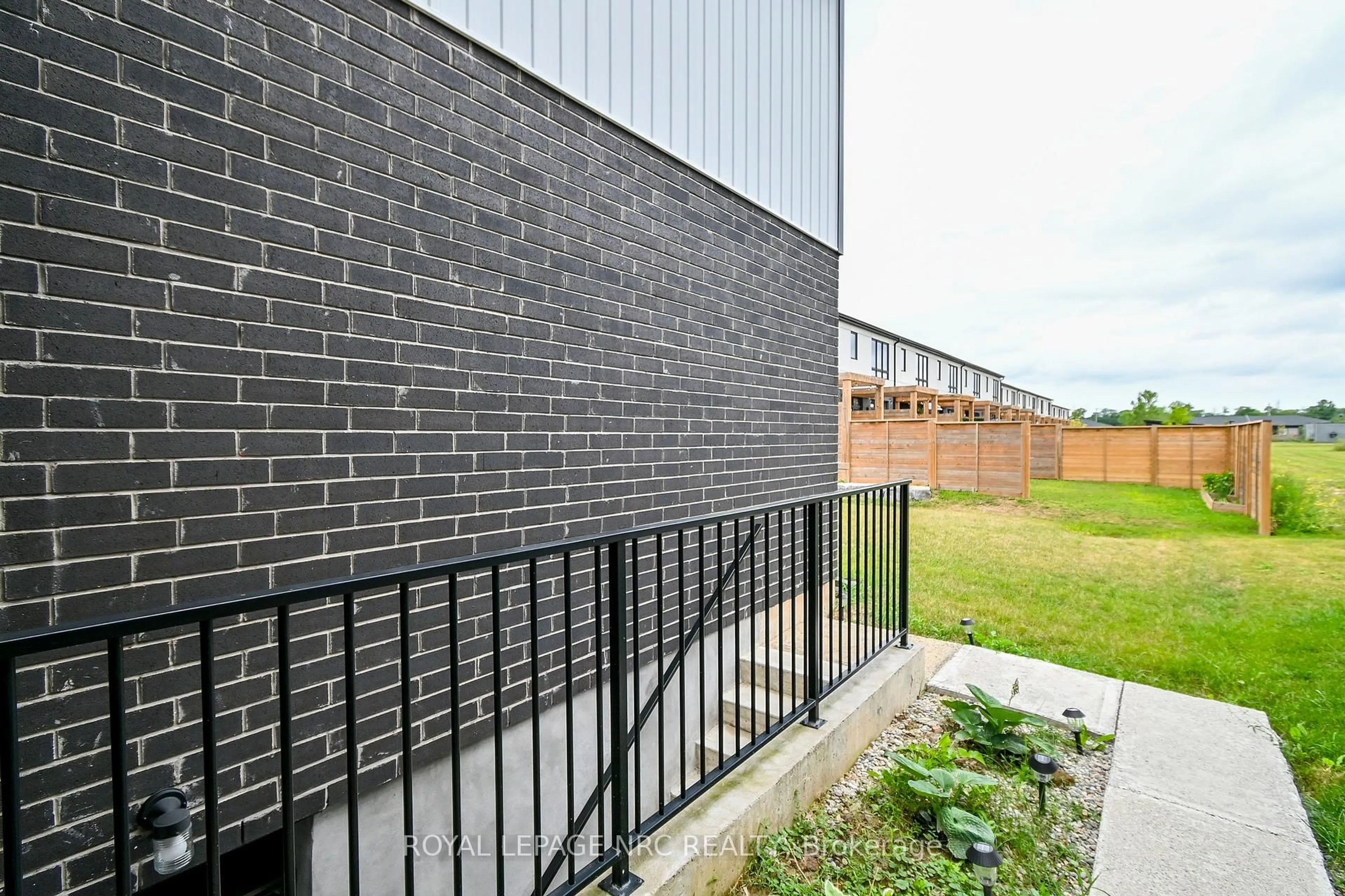 Home with brick exterior material, building for 8945 Emily Blvd, Niagara Falls Ontario L2H 3T1